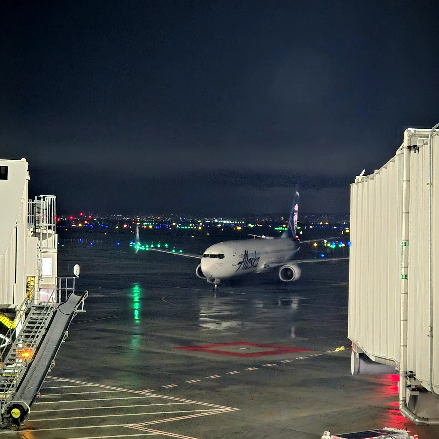 샌프란시스코 국제공항 1터미널 B7 게이트로 들어오는 알래스카 항공 항공기