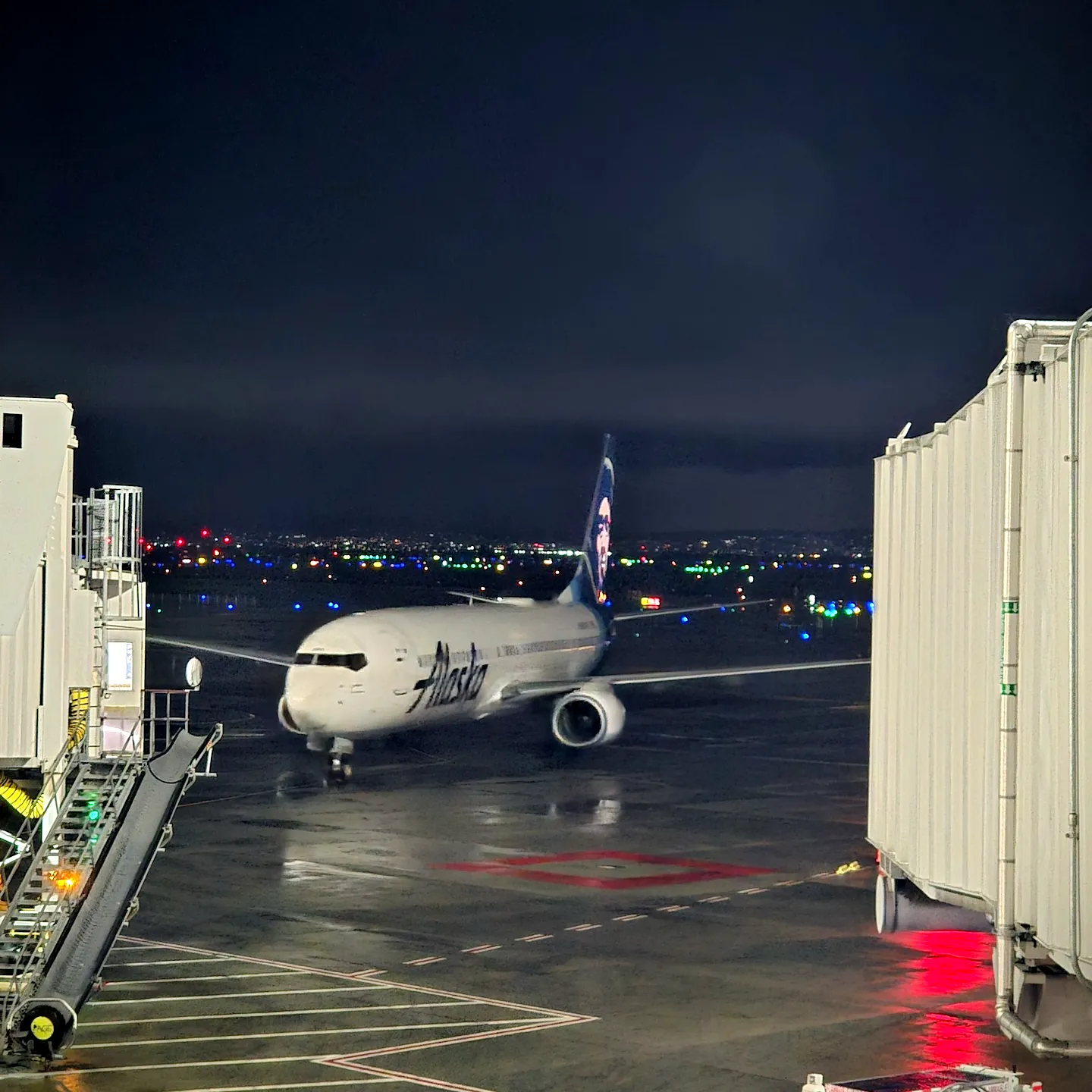 샌프란시스코 국제공항 1터미널 B7 게이트로 들어오는 알래스카 항공 항공기