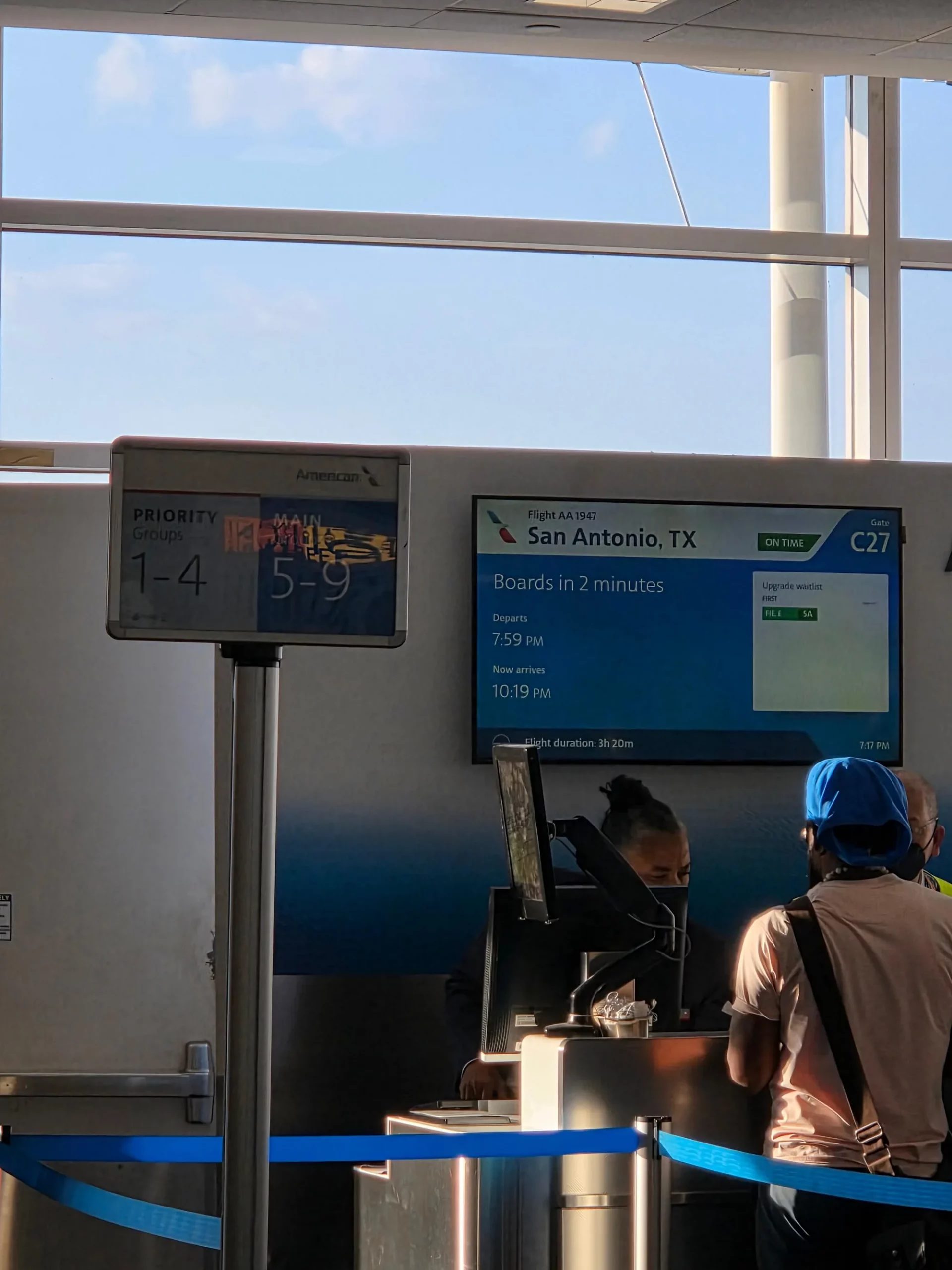 오늘 타고갈 항공기(좌)와 DCA 공항 보딩 게이트(중, 우)