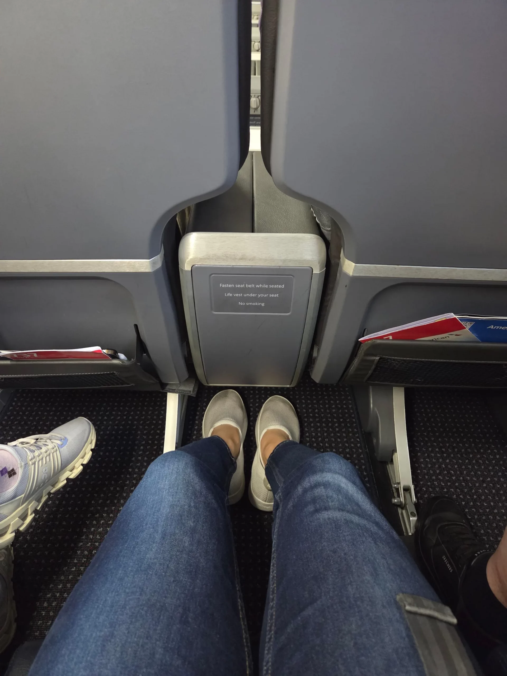 아메리칸 항공 보잉 737-800 8열 중앙 좌석
