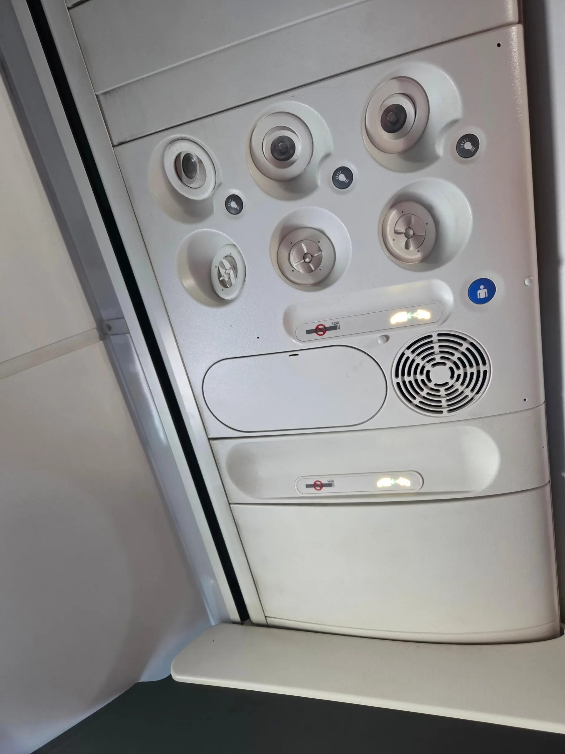 아메리칸 항공 보잉 737-800 8열 중앙 좌석