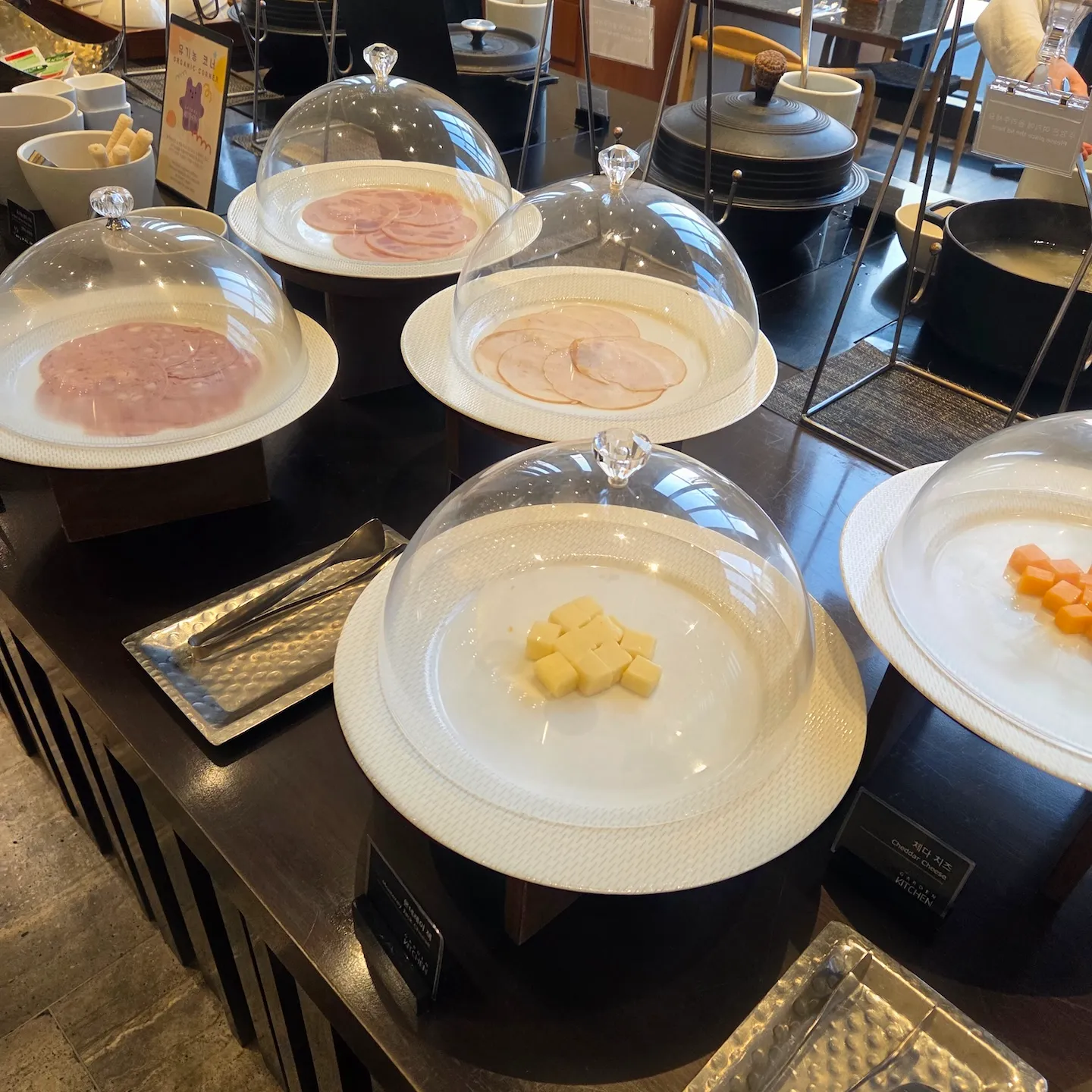 코트야드 바이 메리어트 서울 보타닉 파크 조식 메뉴