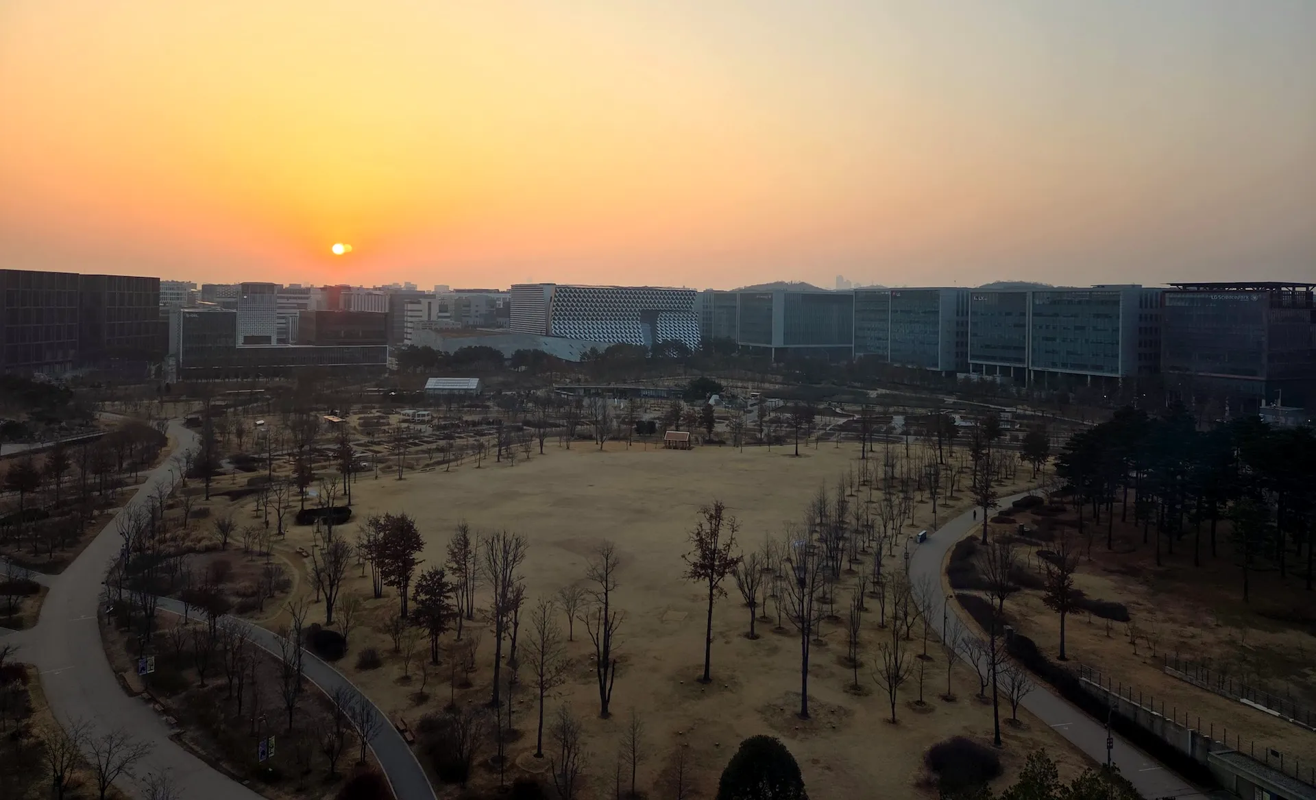 코트야드 바이 메리어트 서울 보타닉 파크에서 바라본 서울식물원과 서울식물원에서 바라본 호텔