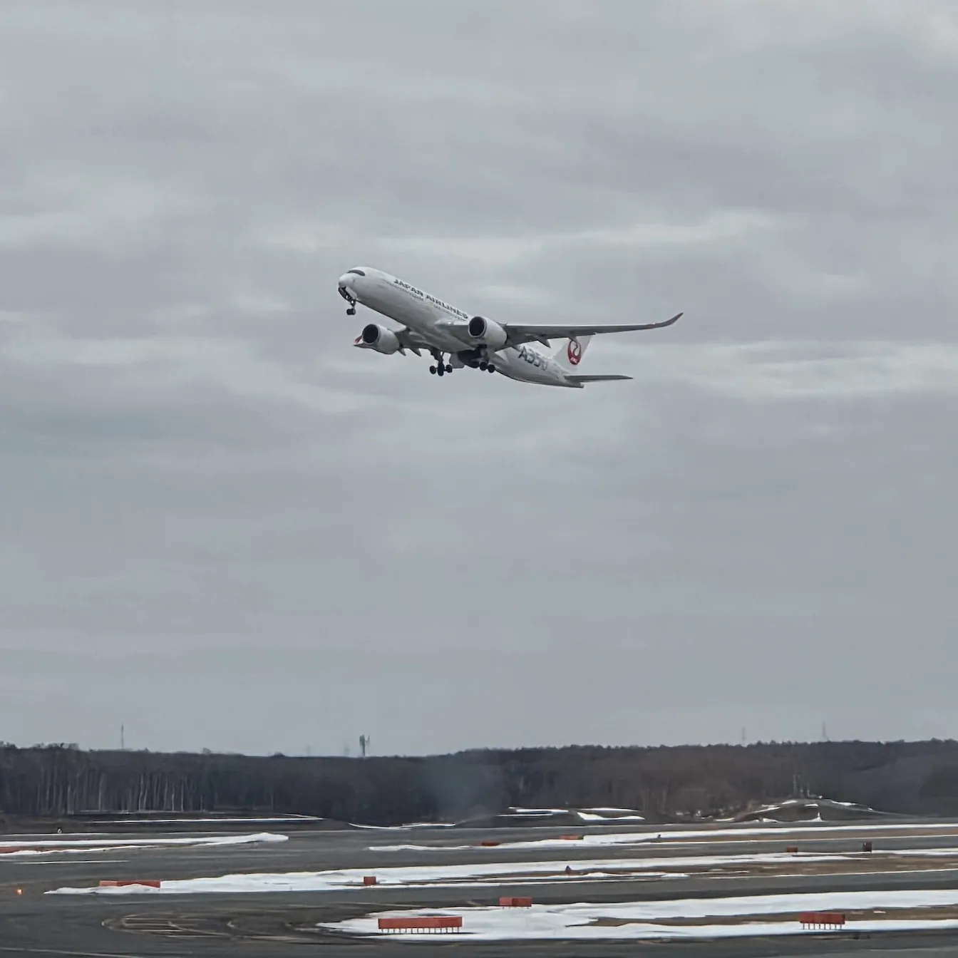 삿포로 신치토세 공항 일본항공 국내선 사쿠라 라운지에서 바라본 공항