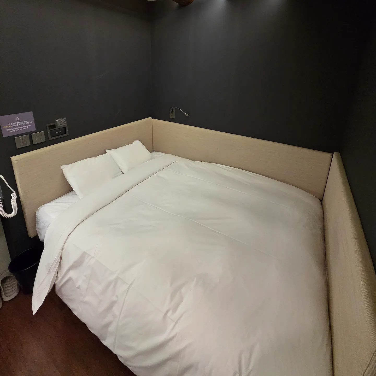 다락휴 인천공항 제1여객터미널 더블 + 샤워 타입 객실 내부