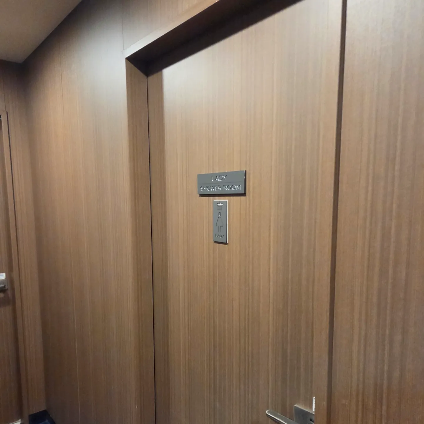 다락휴 인천공항 제1여객터미널 공용 샤워실과 화장실