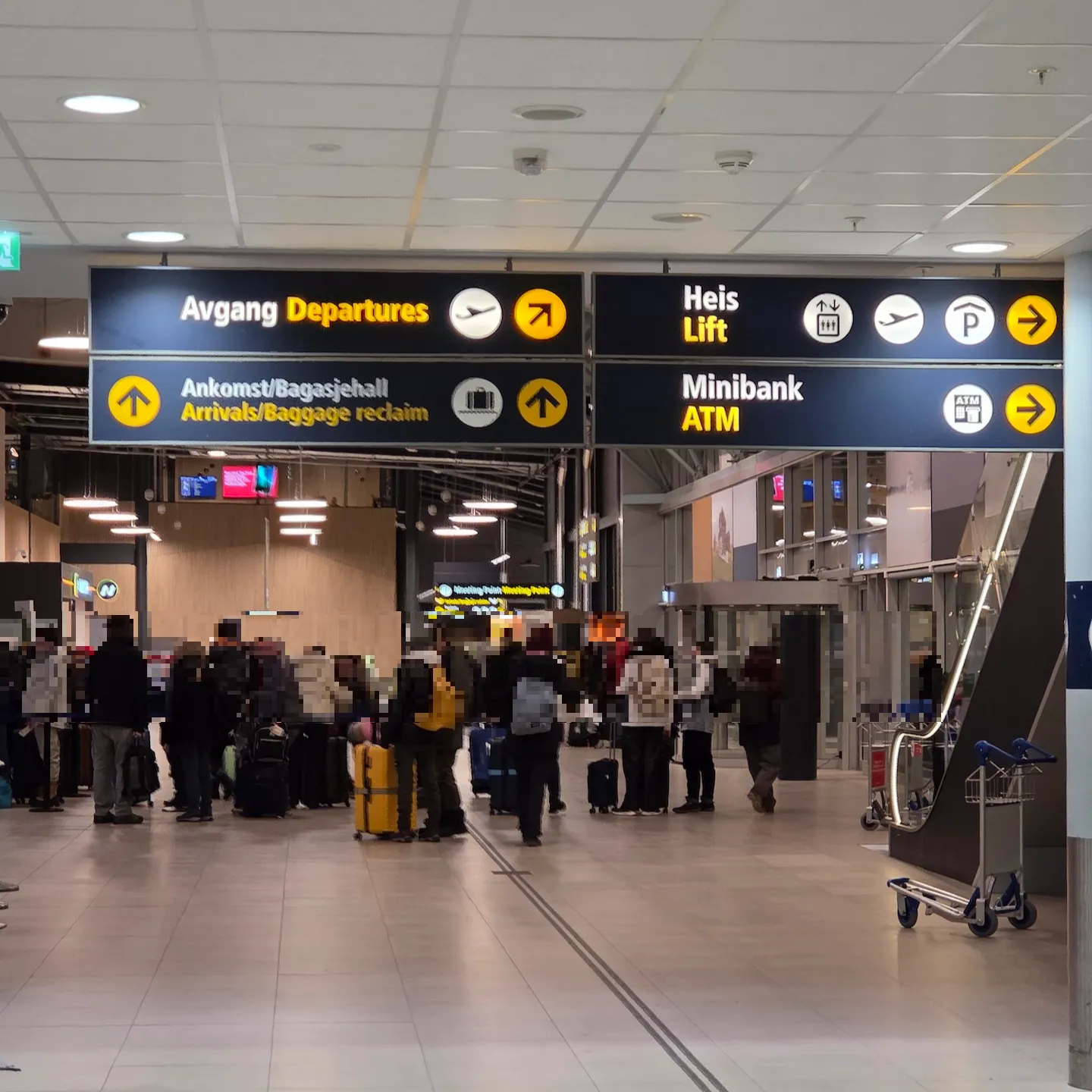트롬쇠 공항 청사 내부