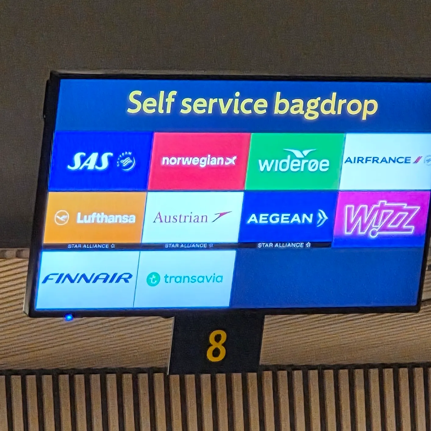 트롬쇠 공항 셀프 체크인 백드롭