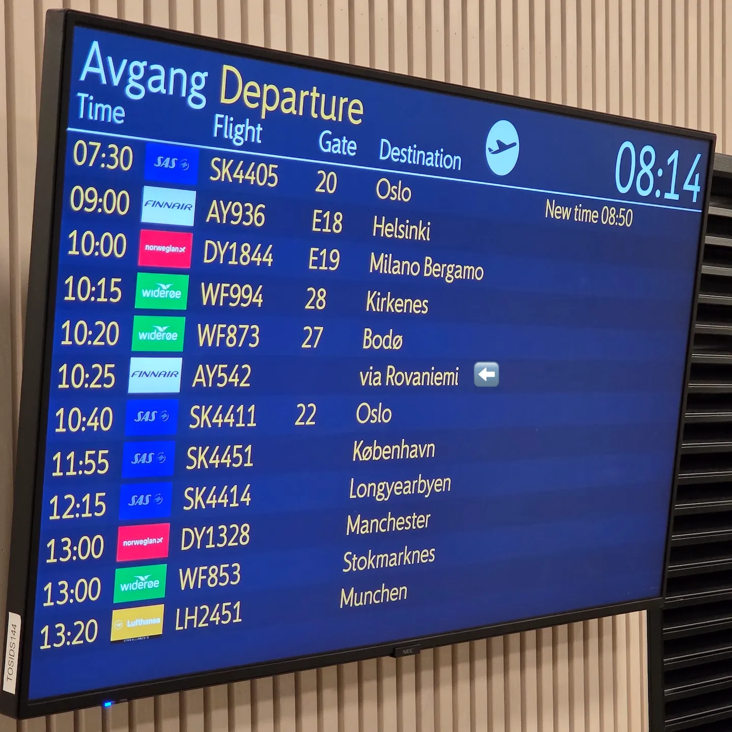 게이트가 나와있지 않는 AY542편과 트롬쇠 공항 에어사이드 분리된 공간으로 가는 길