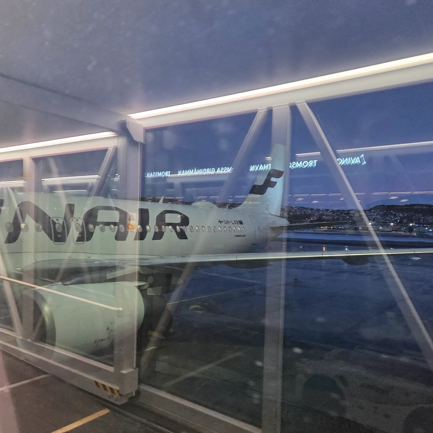 트롬쇠 공항 18번 게이트와 주기되어있는 핀에어 A320 항공기