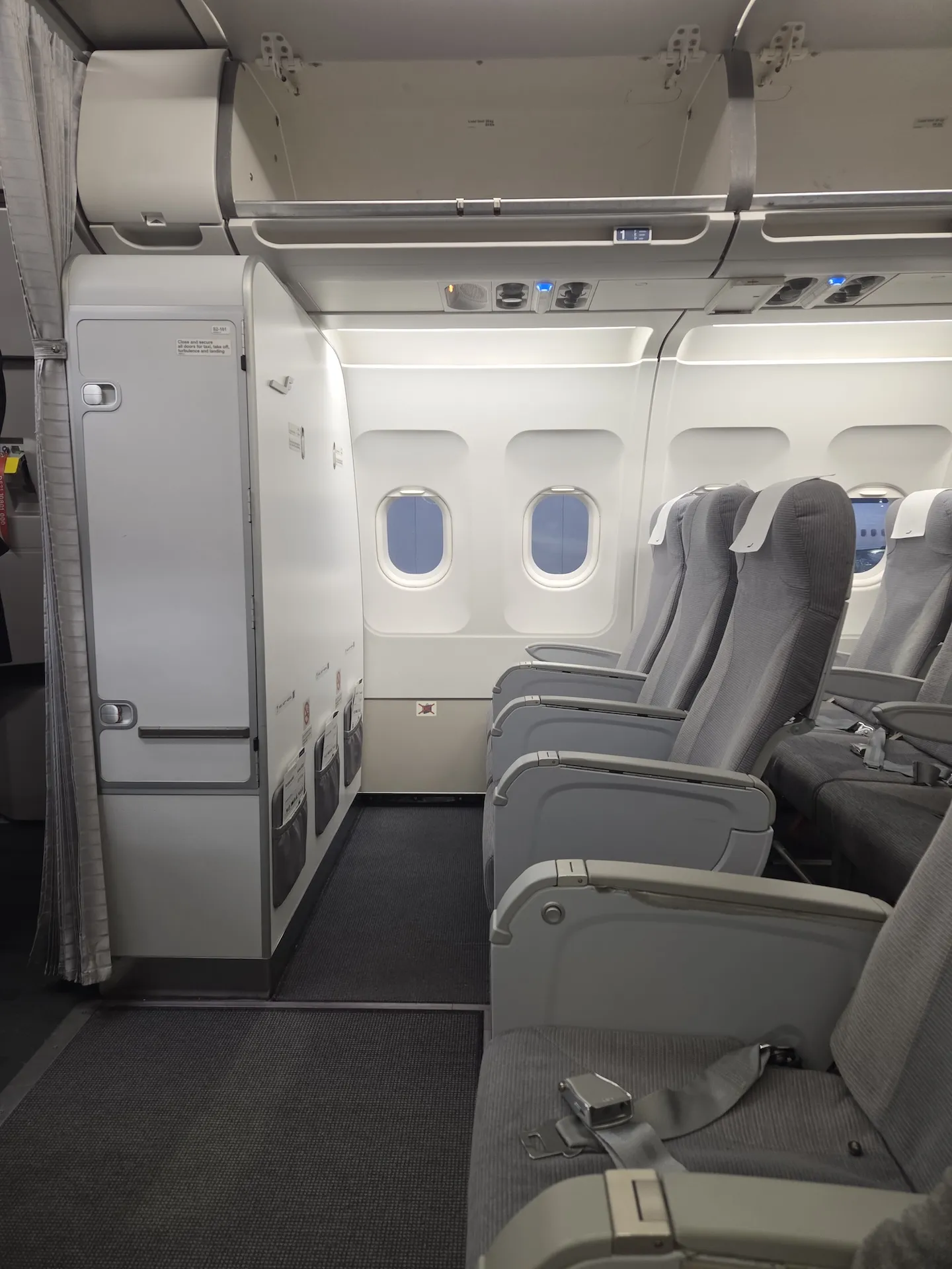 핀에어 A320-200 항공기 1열 벌크헤드 좌석