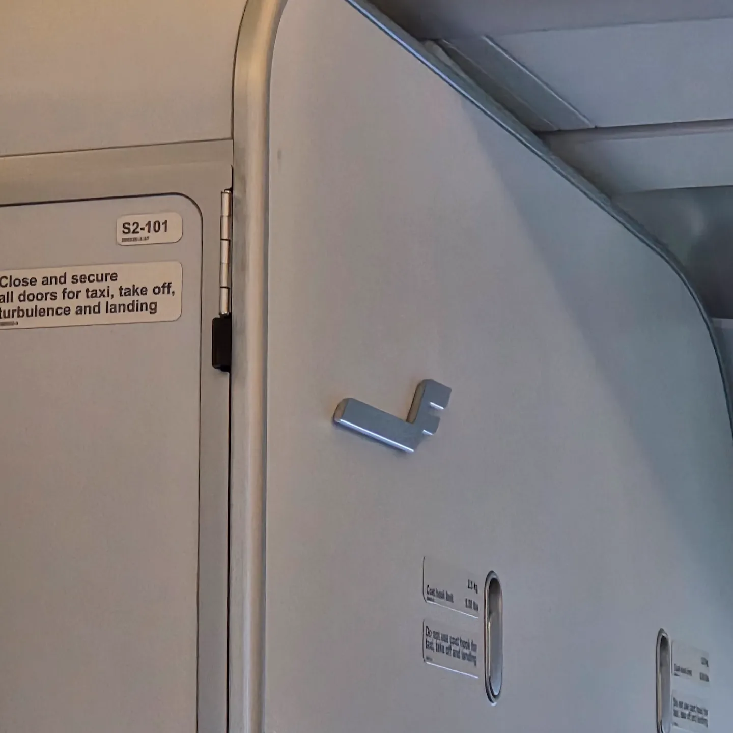 핀에어 A320-200 항공기 벌크헤드와 세이프티 카드