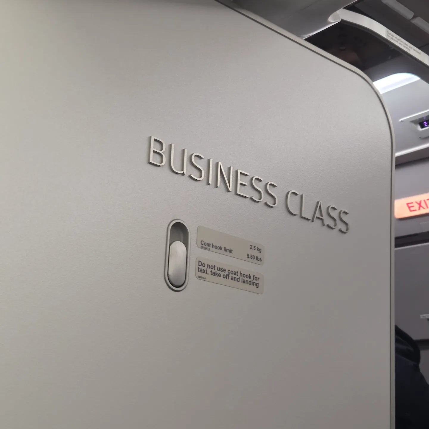 핀에어 A320-200 항공기 벌크헤드와 세이프티 카드