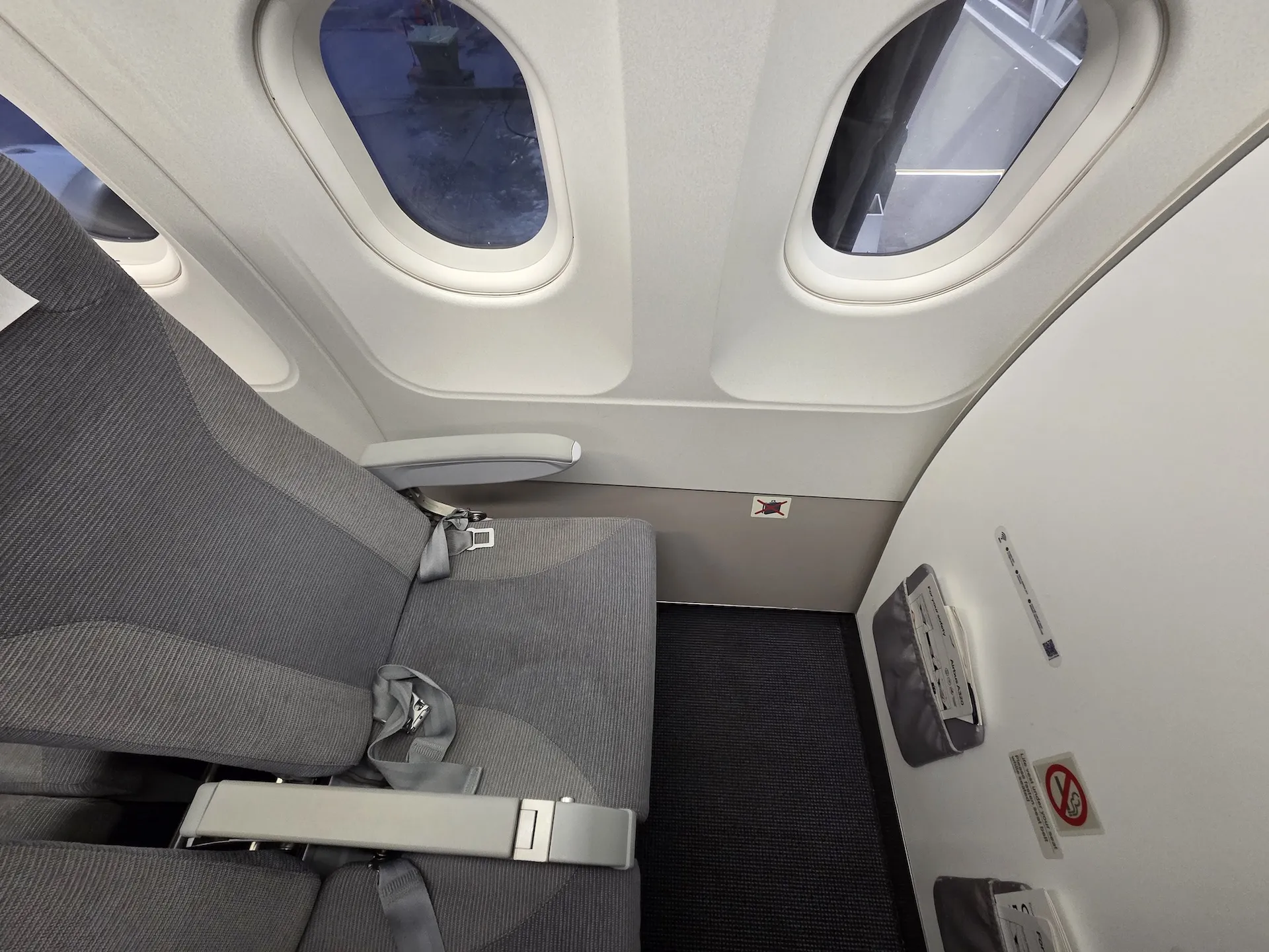 핀에어 A320-200 항공기 1열 레그룸과 이착륙시 물건 수납 금지 표시