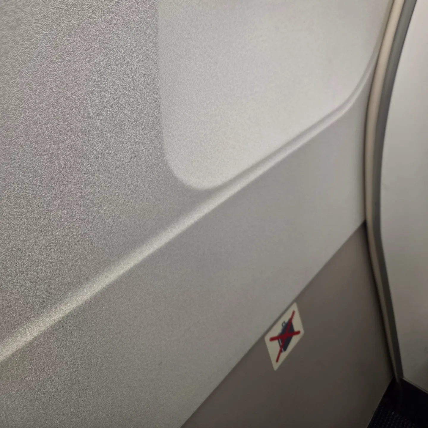 핀에어 A320-200 항공기 1열 레그룸과 이착륙시 물건 수납 금지 표시