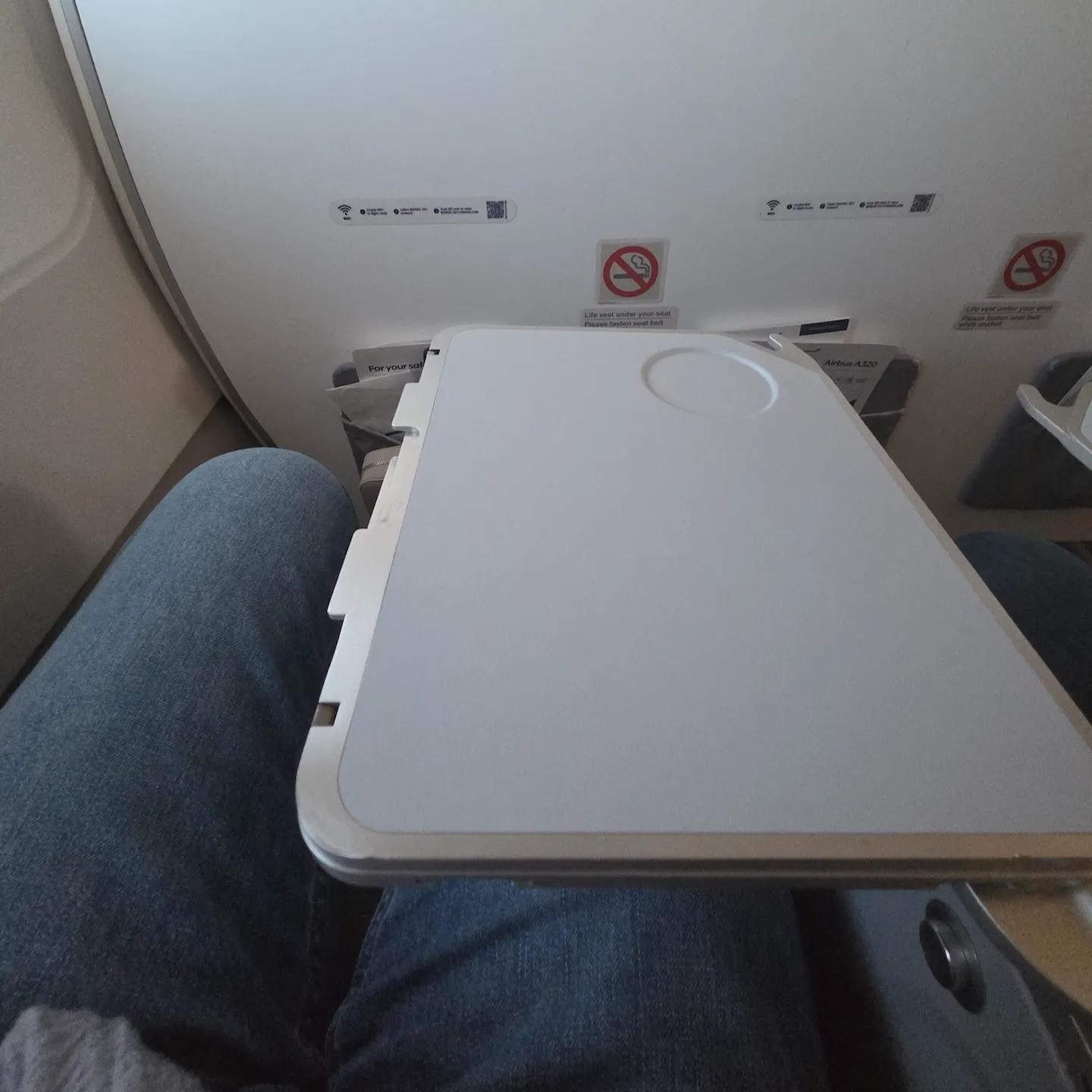 핀에어 A320-200 1열 벌크헤드 좌석 테이블