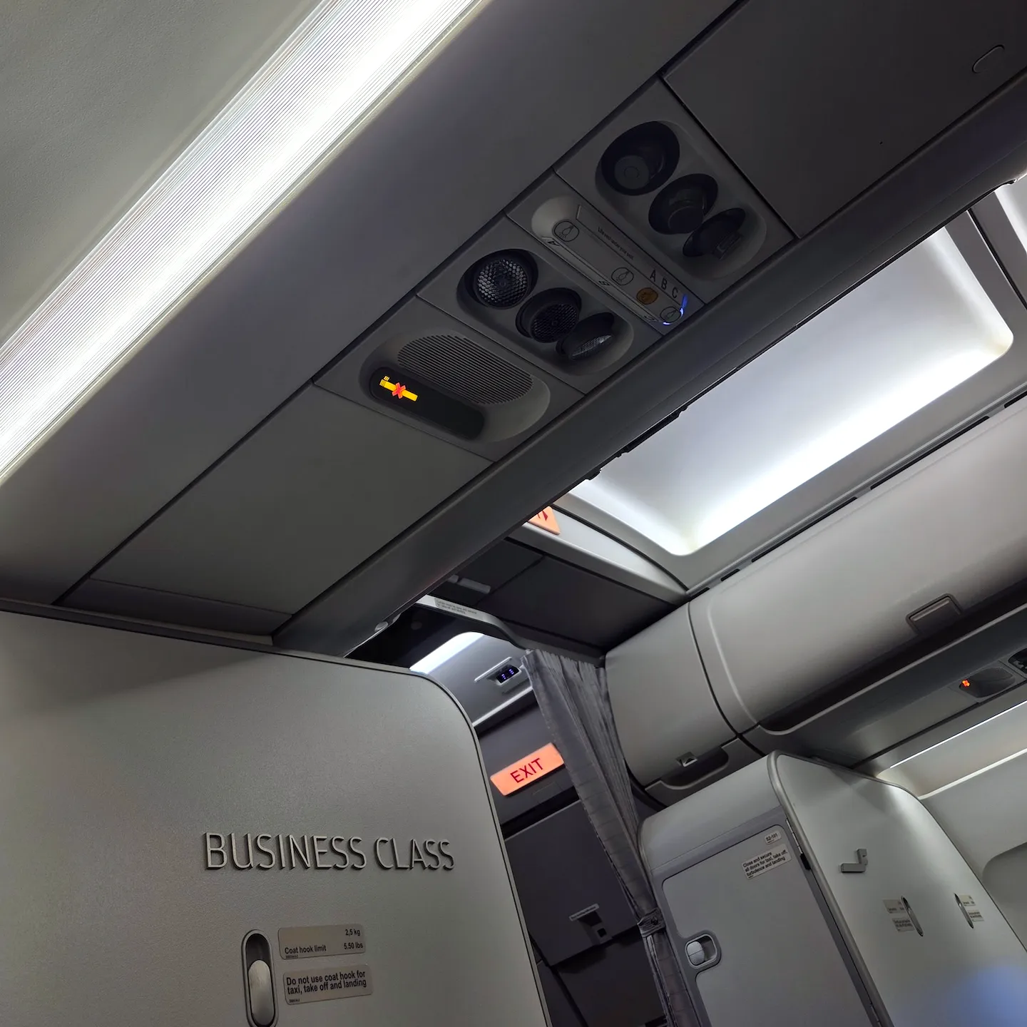 핀에어 A320-200 1열 공조장치와 레그룸
