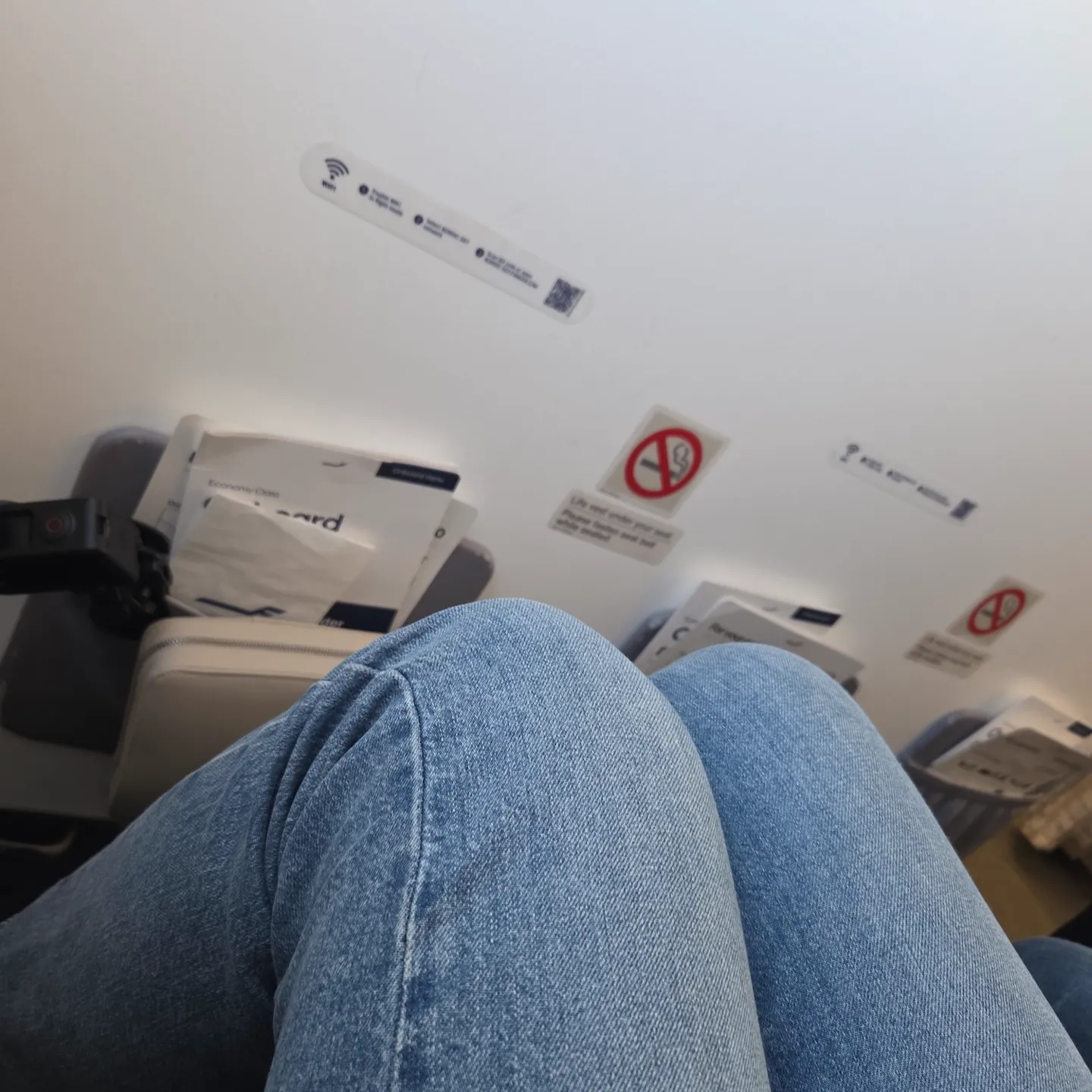 핀에어 A320-200 1열 공조장치와 레그룸