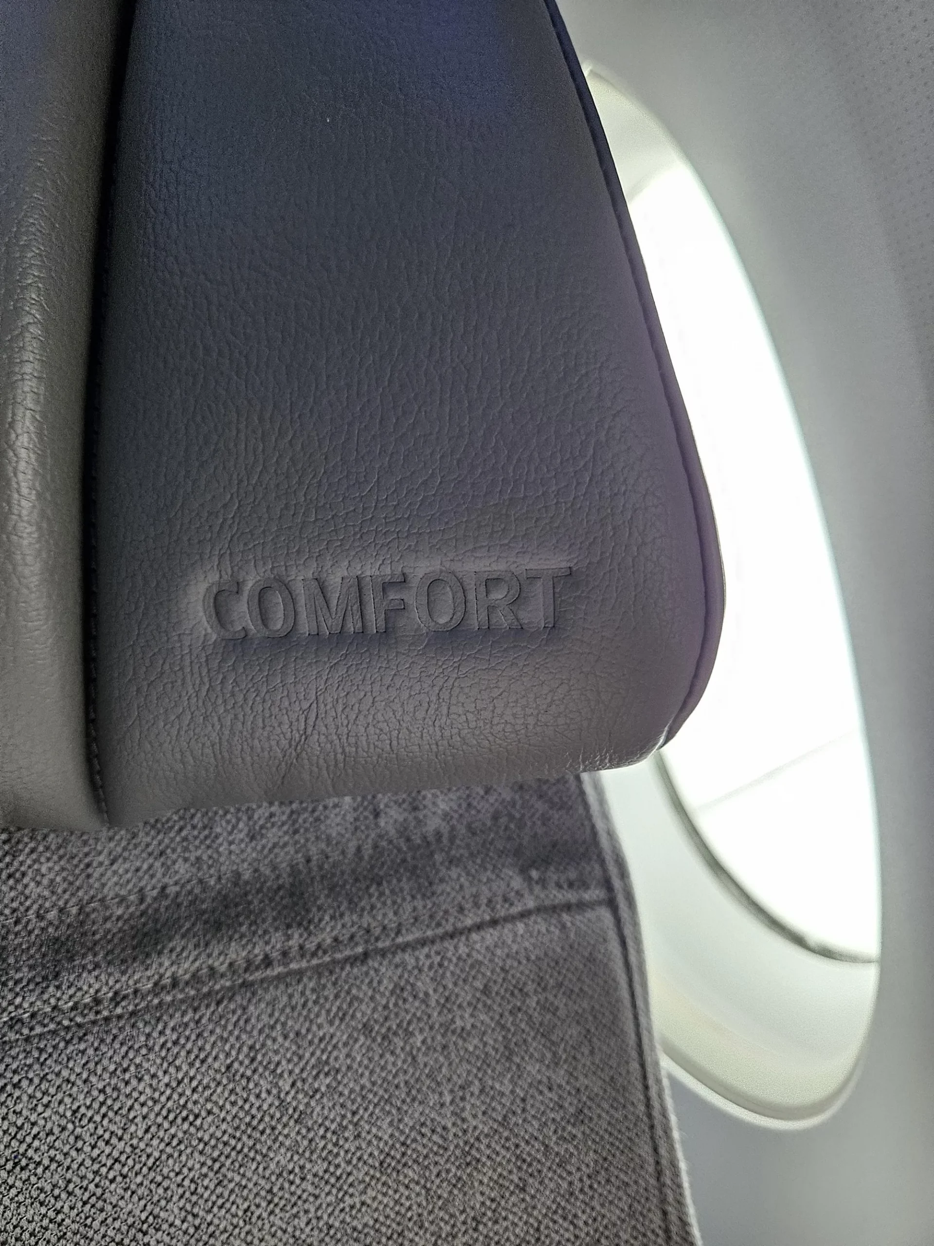 핀에어 A350-900 이코노미 컴포트 좌석과 기내
