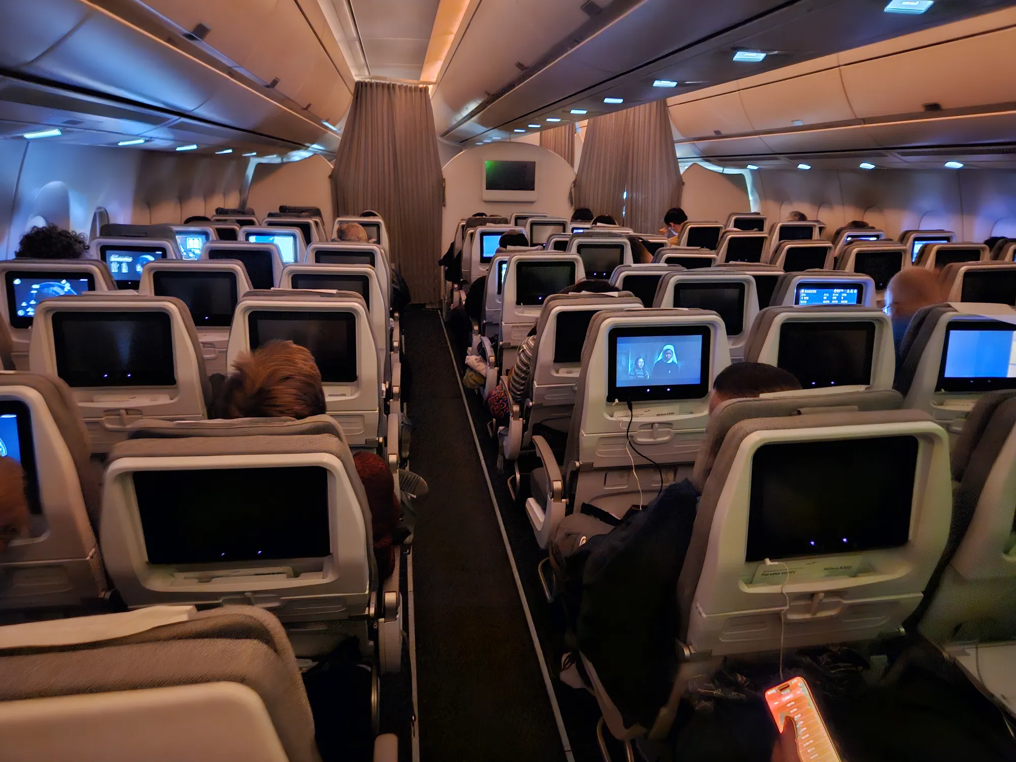 핀에어 A350-900 이코노미 컴포트 좌석과 기내