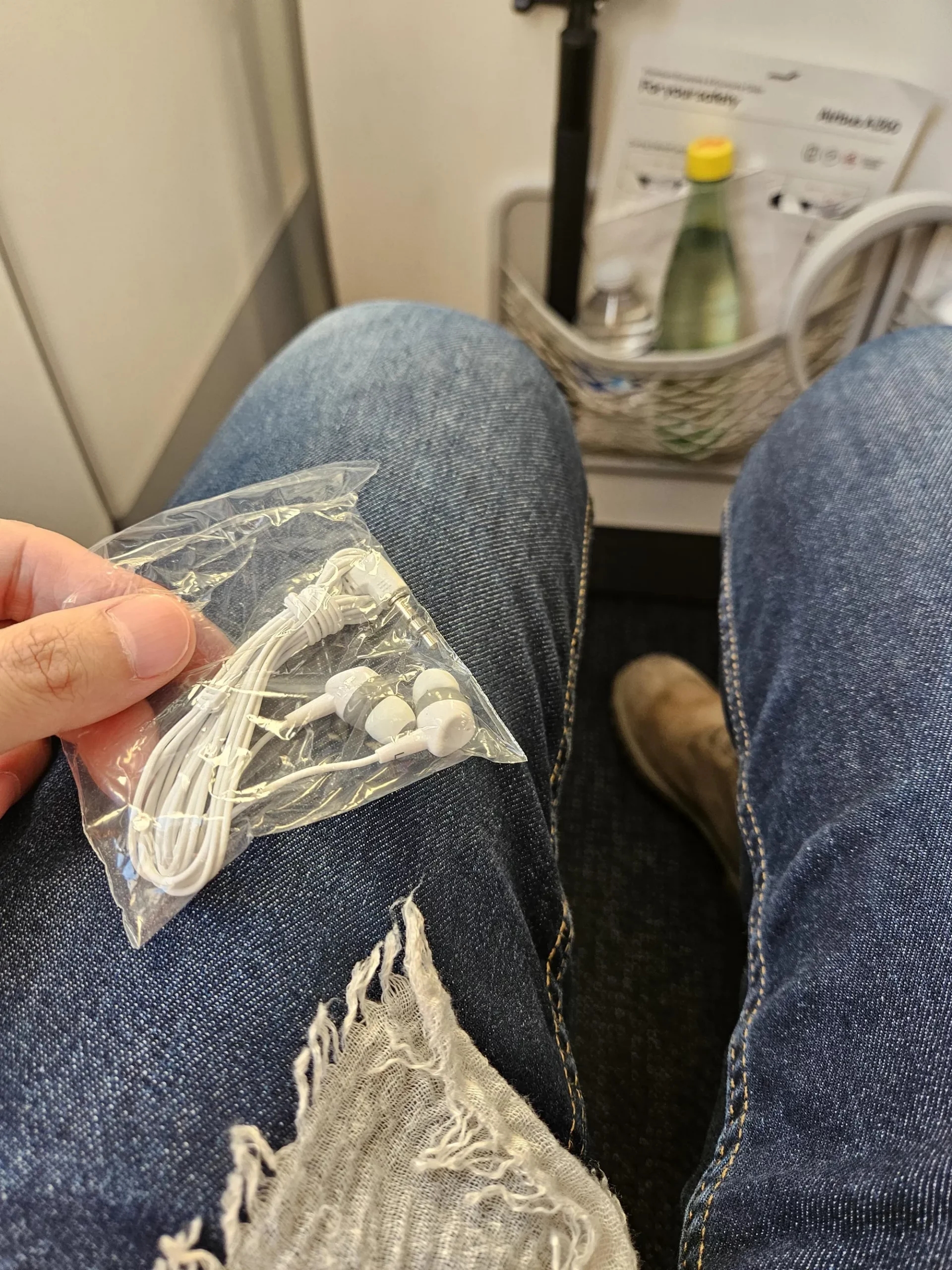 핀에어 기내 어매니티 담요(좌), 이어폰(중), 핀에어 A350-900 화장실