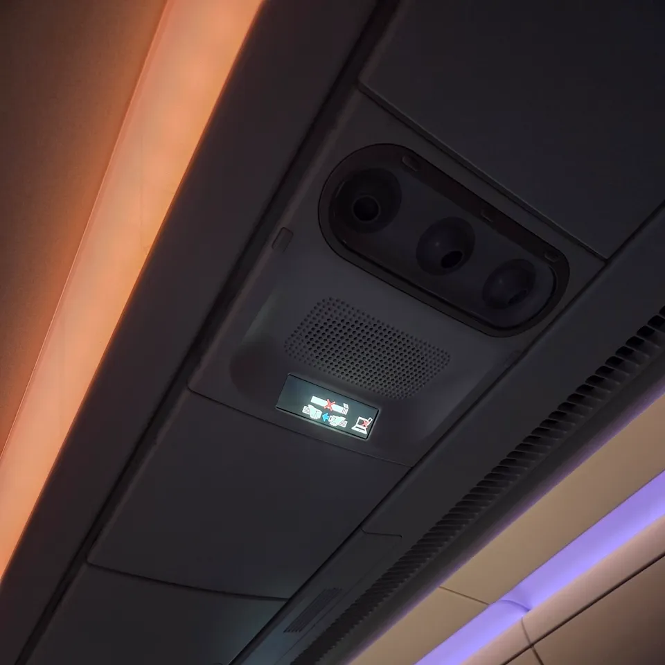 핀에어 A350-900 이코노미 컴포트 좌석 개인 독서등과 리클라이닝