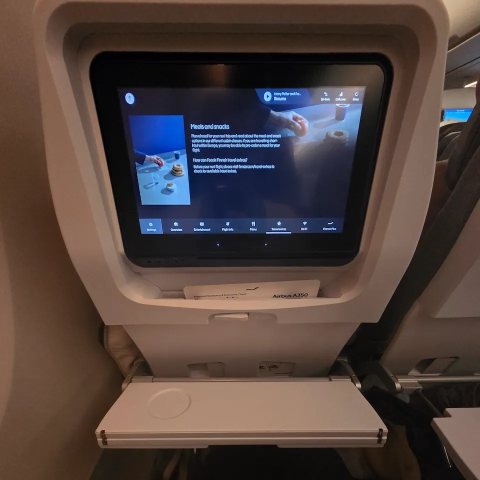 핀에어 A350-900 이코노미 컴포트 좌석 테이블