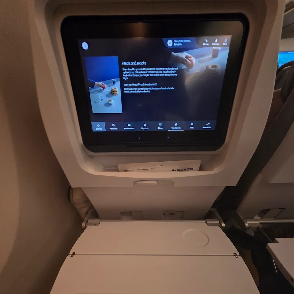 핀에어 A350-900 이코노미 컴포트 좌석 테이블