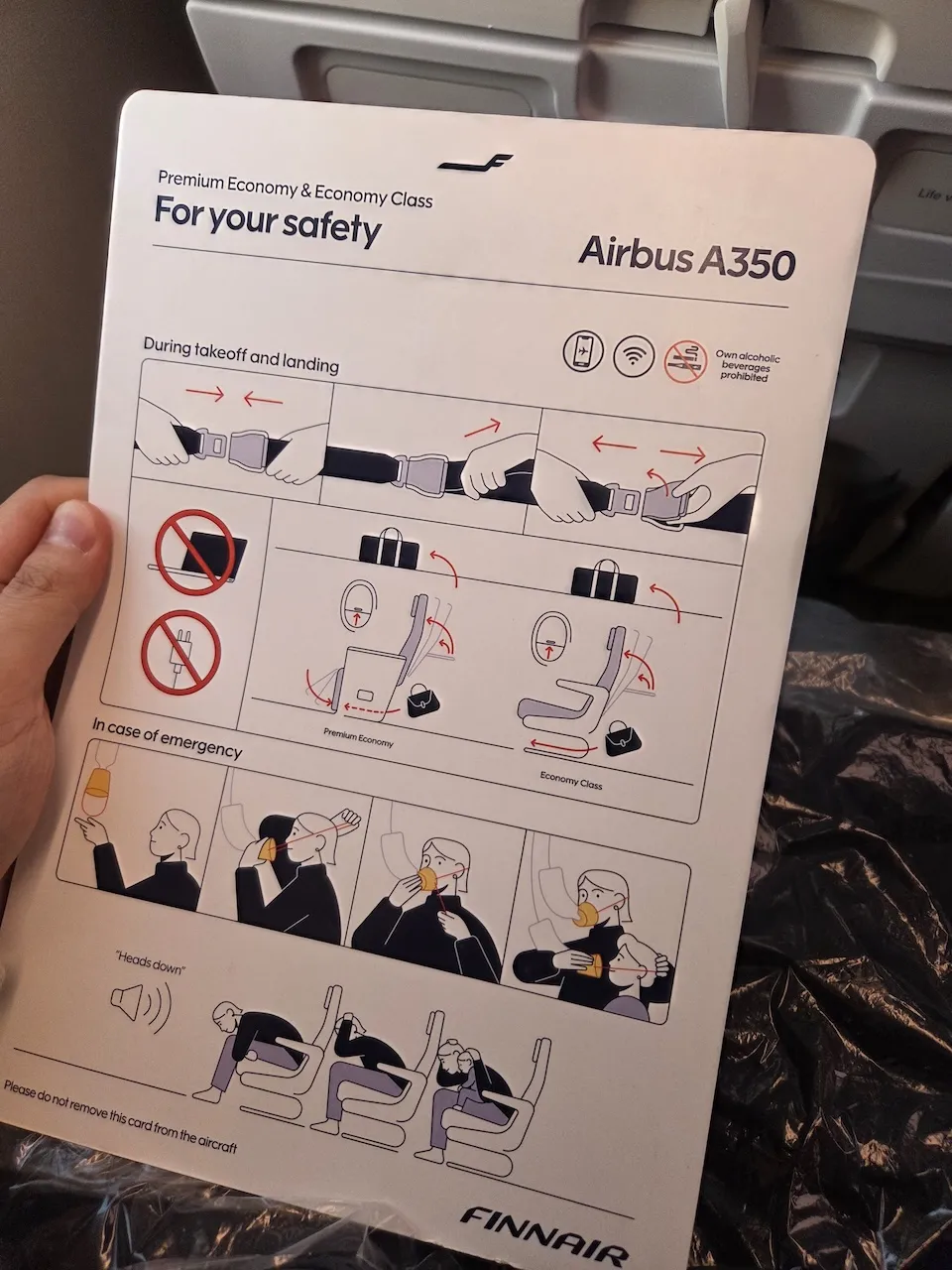 핀에어 A350-900 이코노미 컴포트 세이프티 카드, 헤드 레스트, 창문