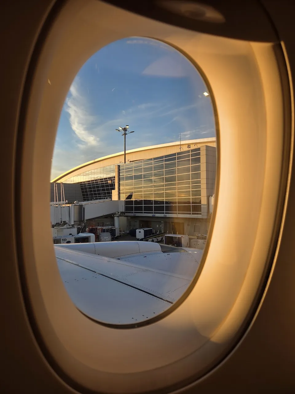 핀에어 A350-900 이코노미 컴포트 세이프티 카드, 헤드 레스트, 창문