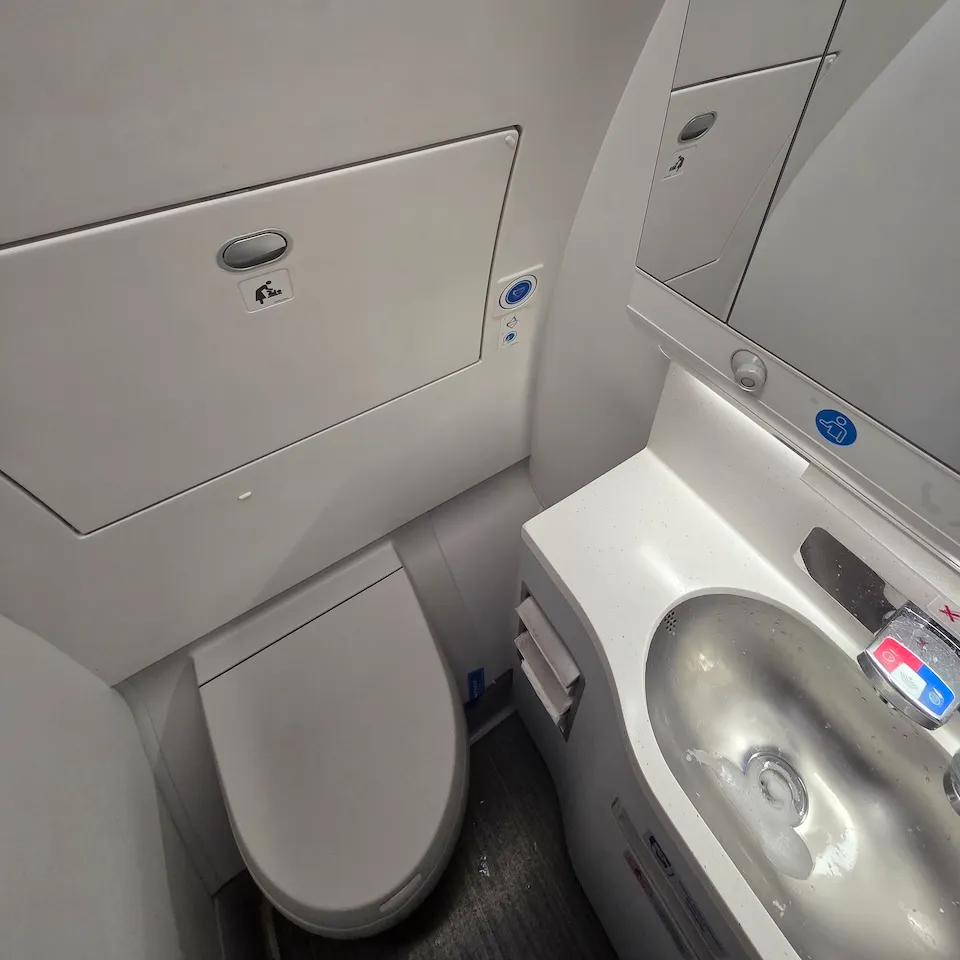핀에어 A350-900 이코노미 화장실