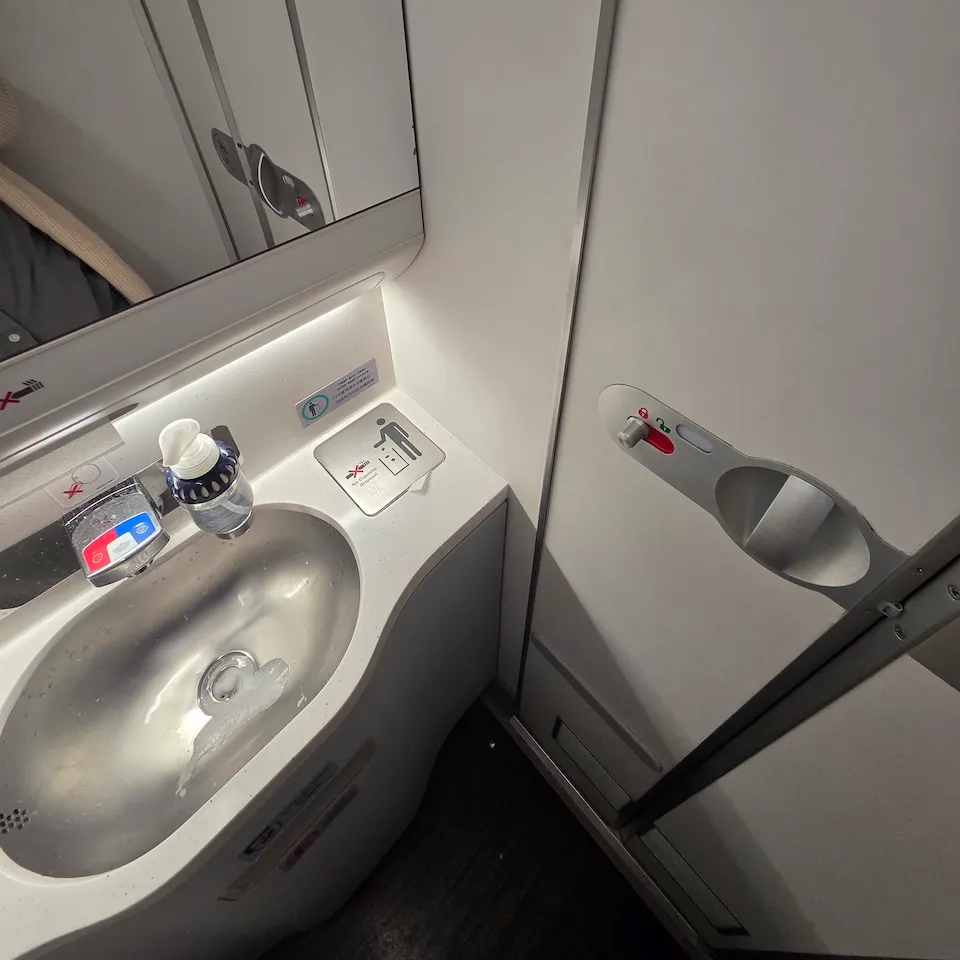 핀에어 A350-900 이코노미 화장실