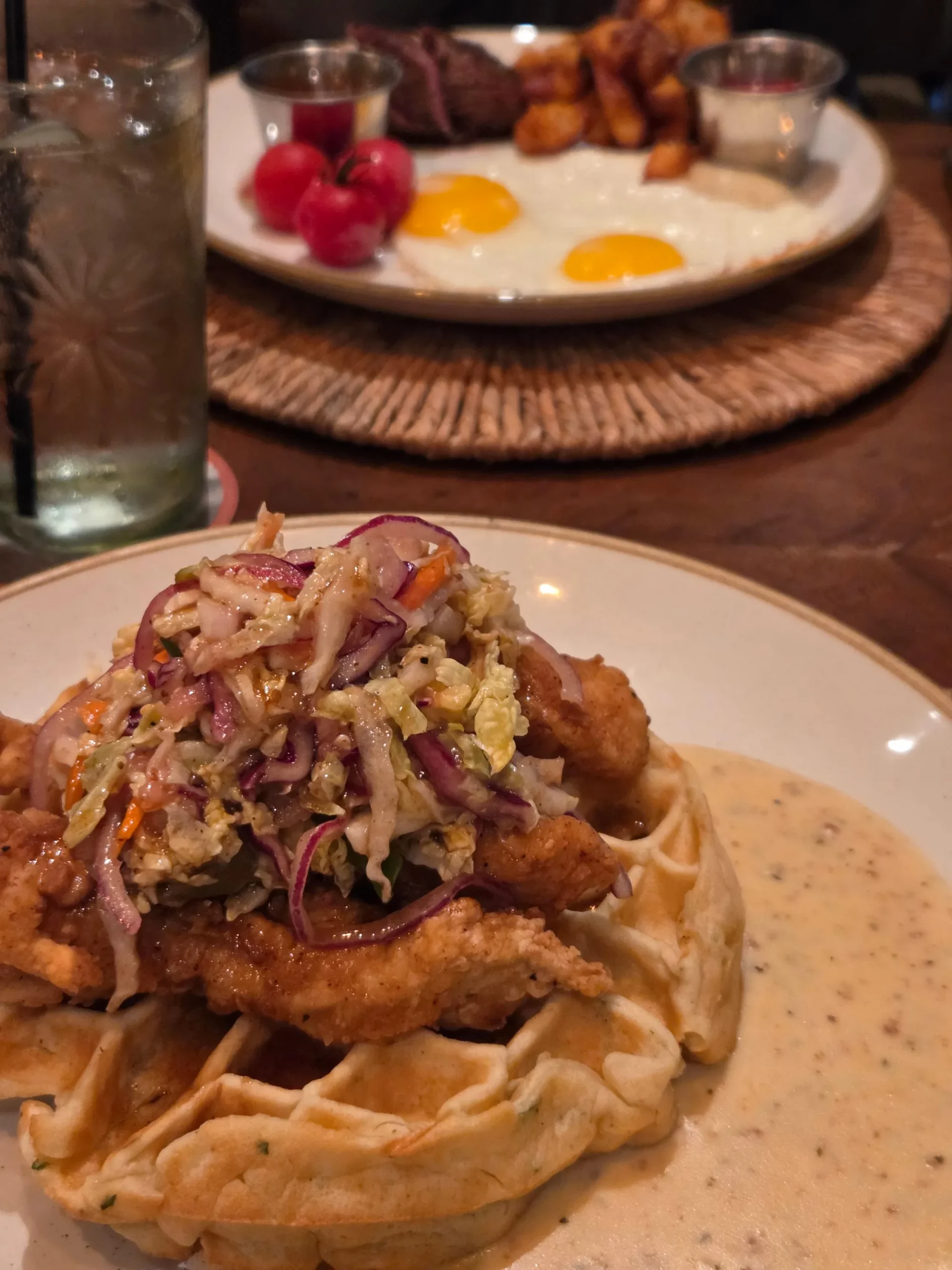 호텔 드로버 오토그래프 컬렉션 97 WEST Kitchen & Bar의 Buttermilk Fried Chicken & Waffles와 Wagyu Steak & Eggs