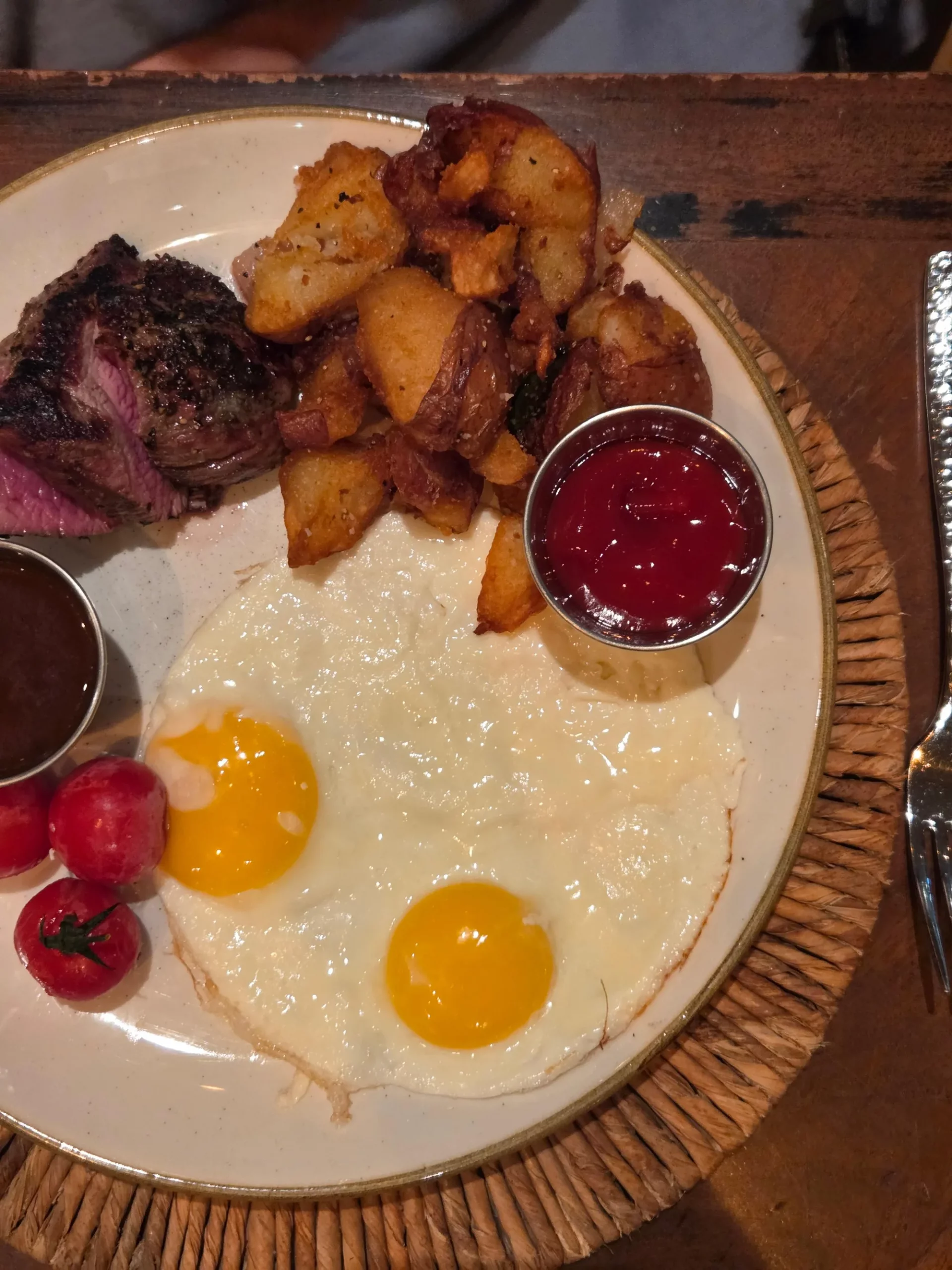 호텔 드로버 오토그래프 컬렉션 97 WEST Kitchen & Bar의 Buttermilk Fried Chicken & Waffles와 Wagyu Steak & Eggs