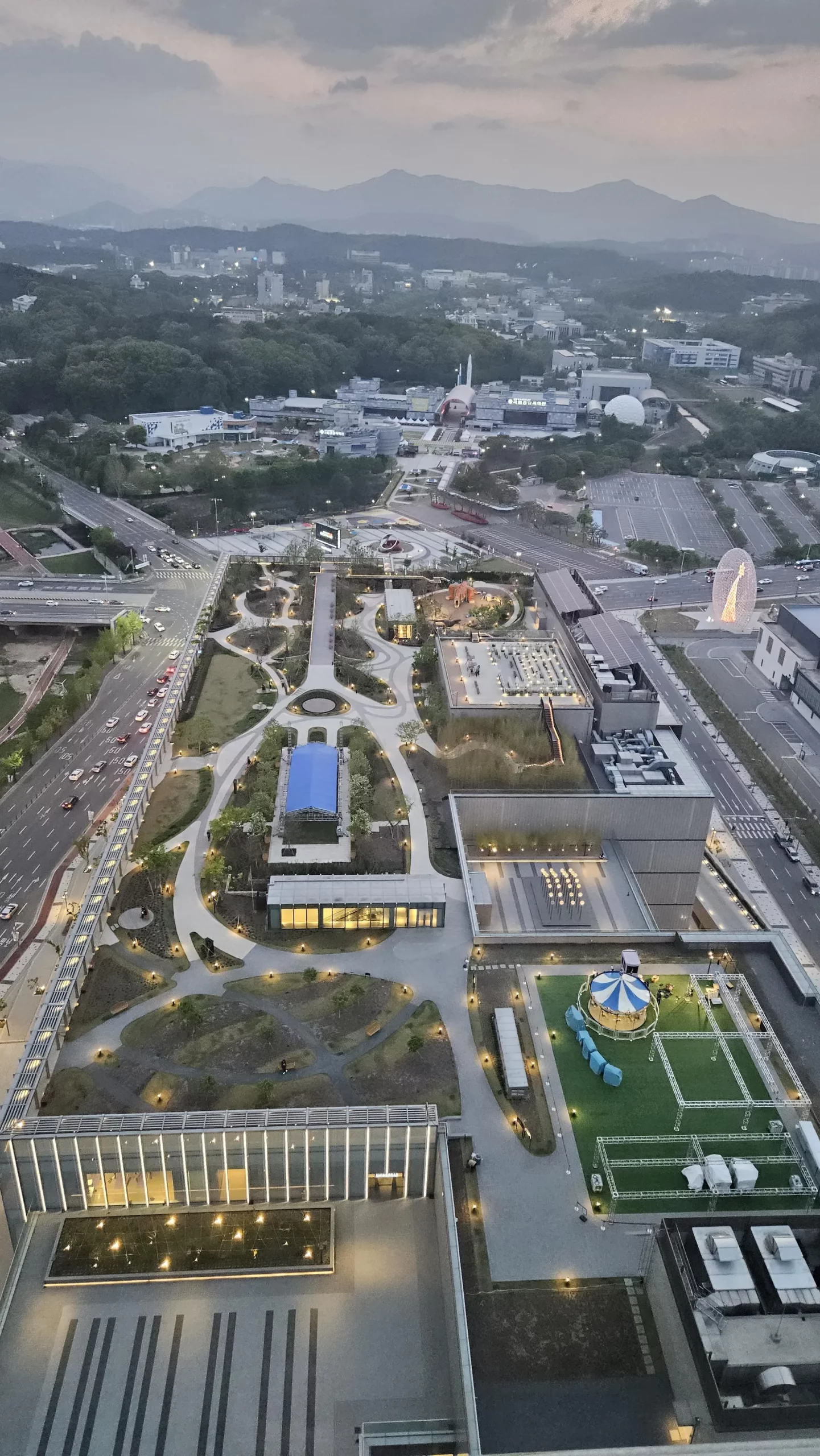 Aqua Stay Package (Left) (c) marriott.com and Sky Garden seen from the Fitness Center (Right) (c) travel.heejungkim.com