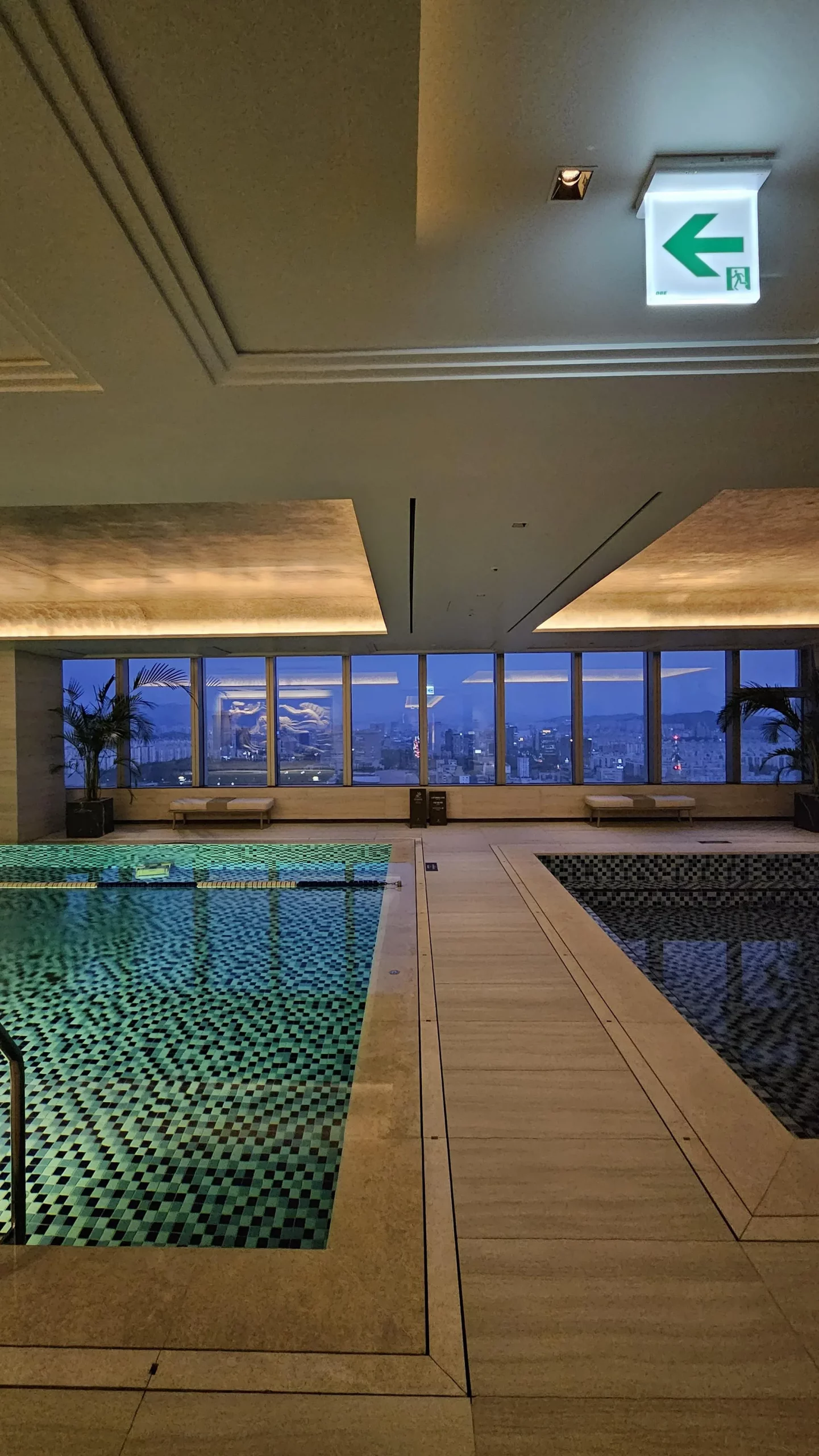 Swimming Pool at Hotel Onoma Daejeon, Autograph Collection (c) travel.heejungkim.com