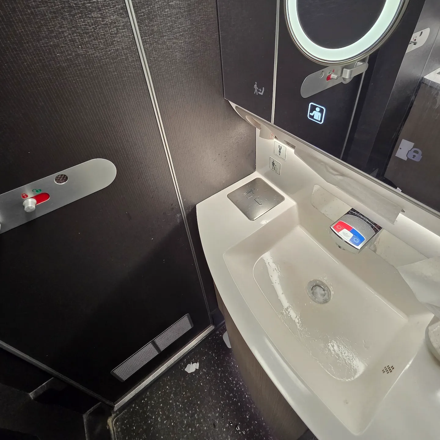 일본항공 A350-1000 이코노미 클래스 화장실