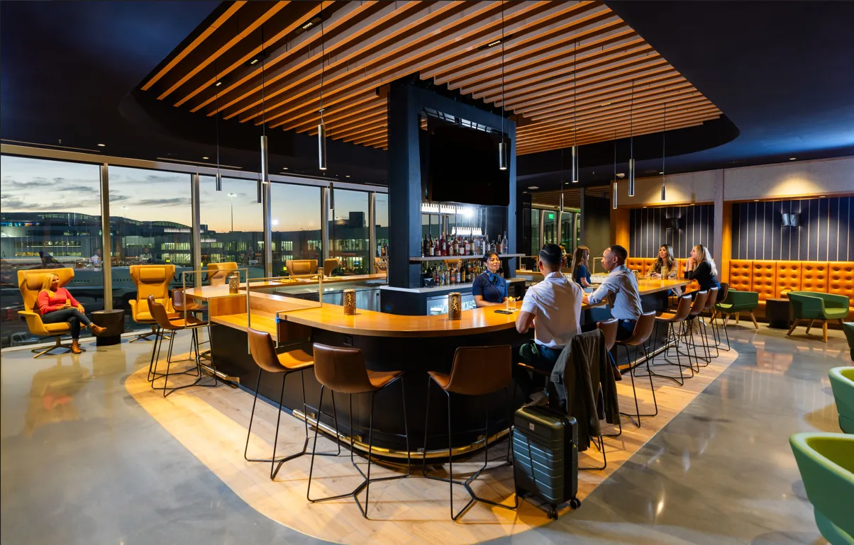 샌프란시스코 공항 Alaska Lounge, image courtesy of oneworld(좌), 알라스카 라운지에서 보는 뷰(우)