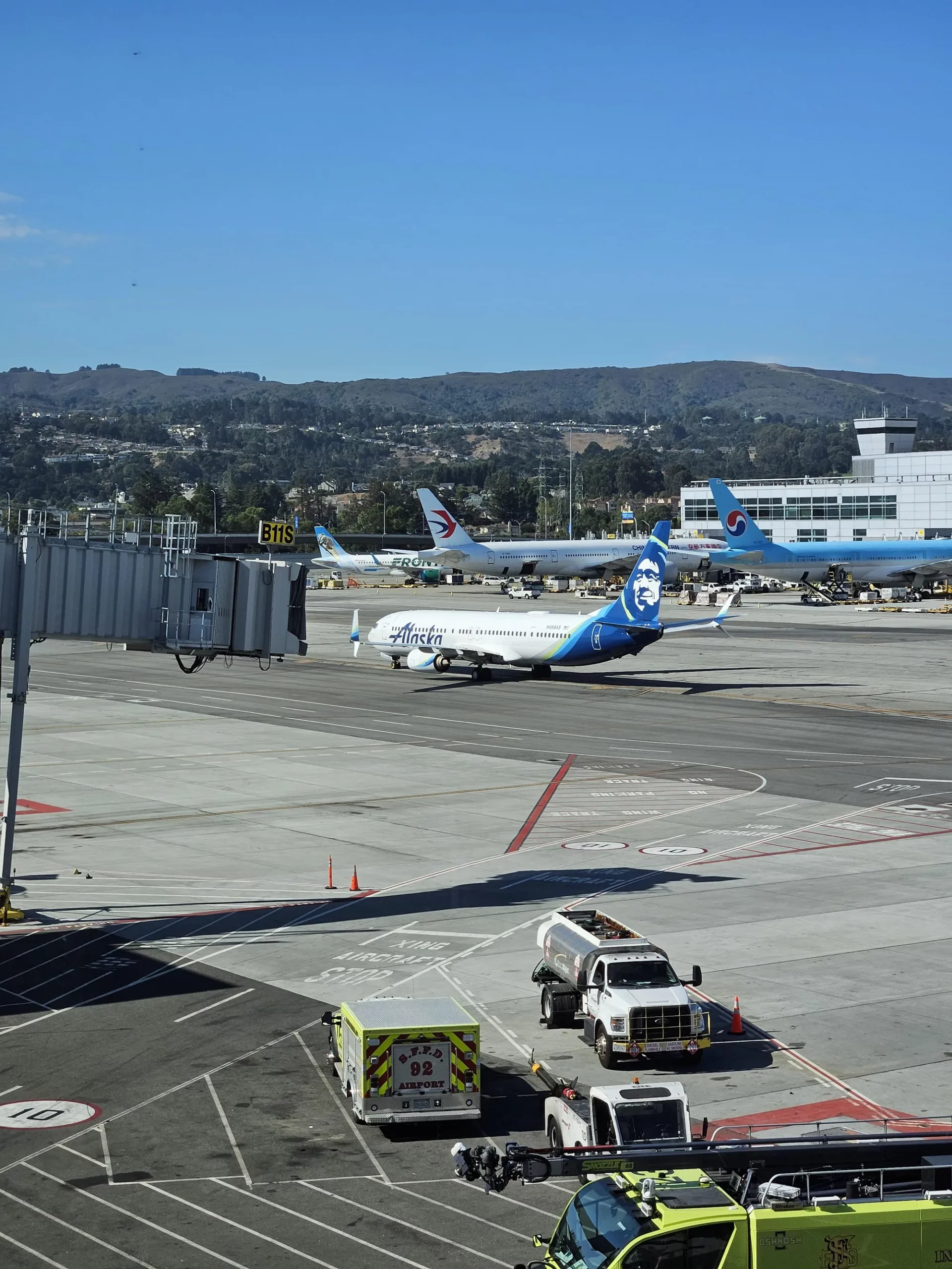 샌프란시스코 공항 Alaska Lounge, image courtesy of oneworld(좌), 알라스카 라운지에서 보는 뷰(우)
