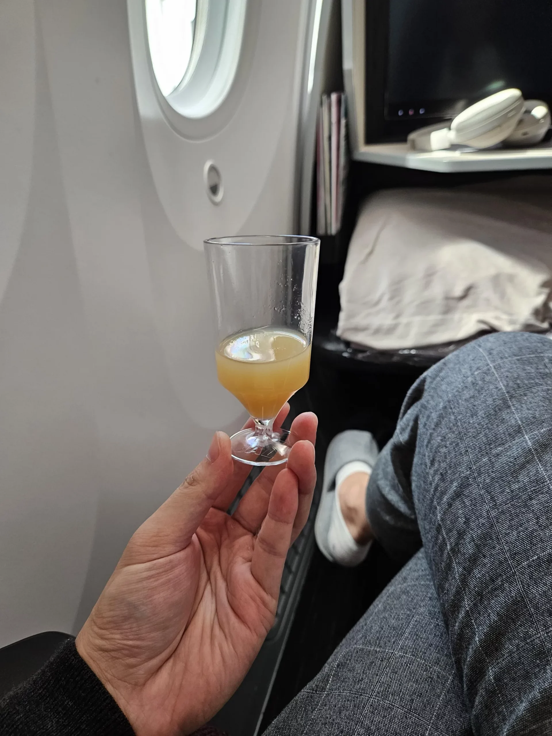 일본항공 웰컴드링크 스카이 타임(좌), 스파클링와인, 알코올 프리 맥주, 핑거푸드(중간), 고구마소주와 일본항공 학(우)