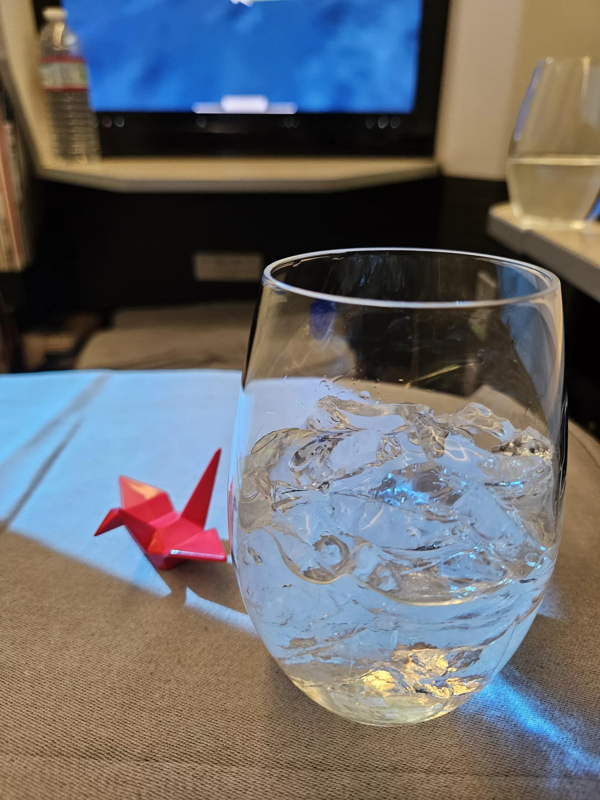 일본항공 웰컴드링크 스카이 타임(좌), 스파클링와인, 알코올 프리 맥주, 핑거푸드(중간), 고구마소주와 일본항공 학(우)