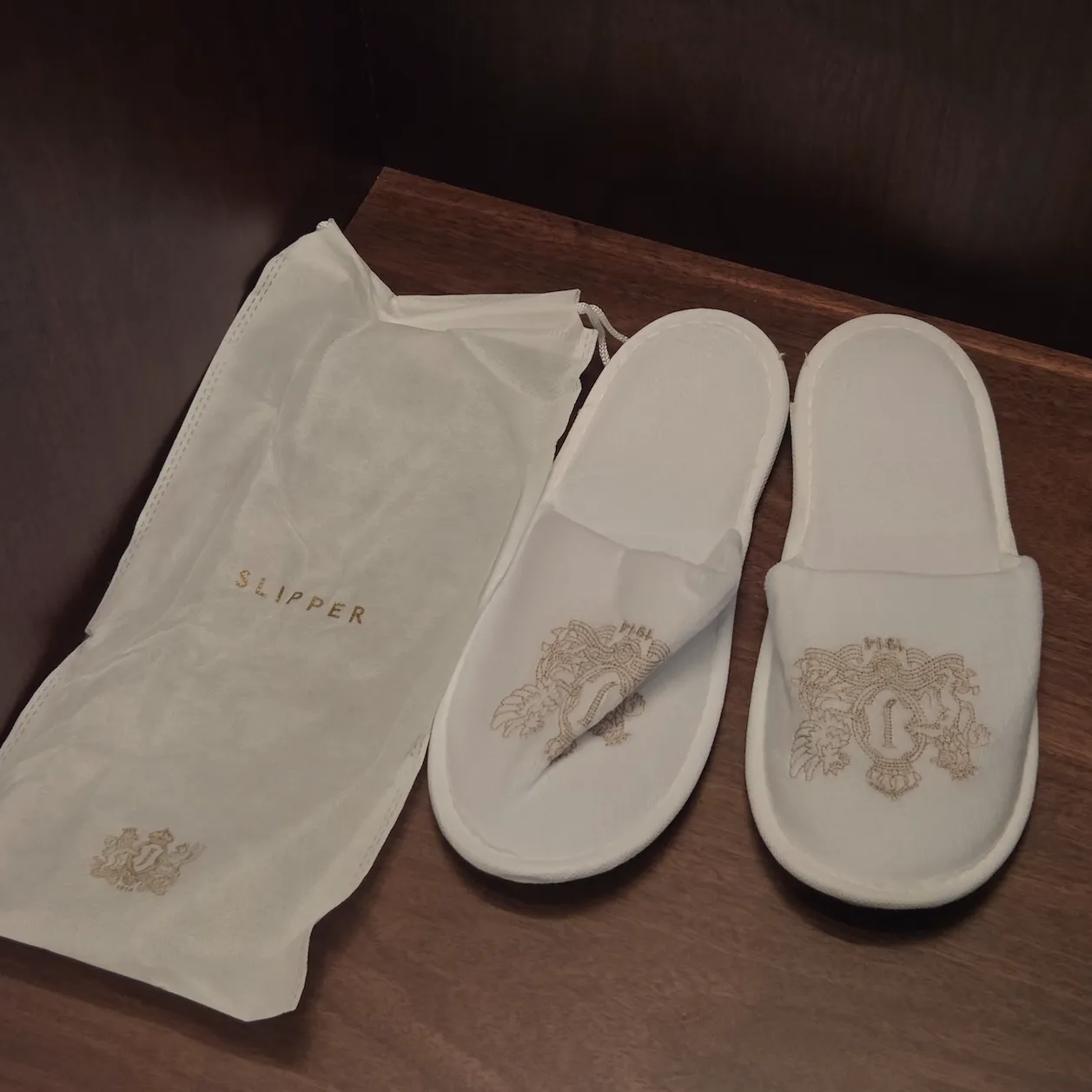 조선 팰리스 럭셔리 컬렉션 그랜드 마스터스 룸 슈트리와 슬리퍼