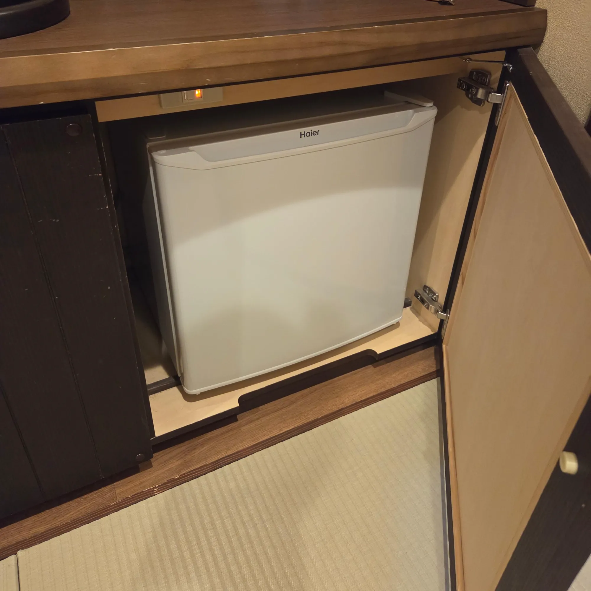 Jozankei Yuraku Soan Deluxe Twin Room Vanity and Refrigerator