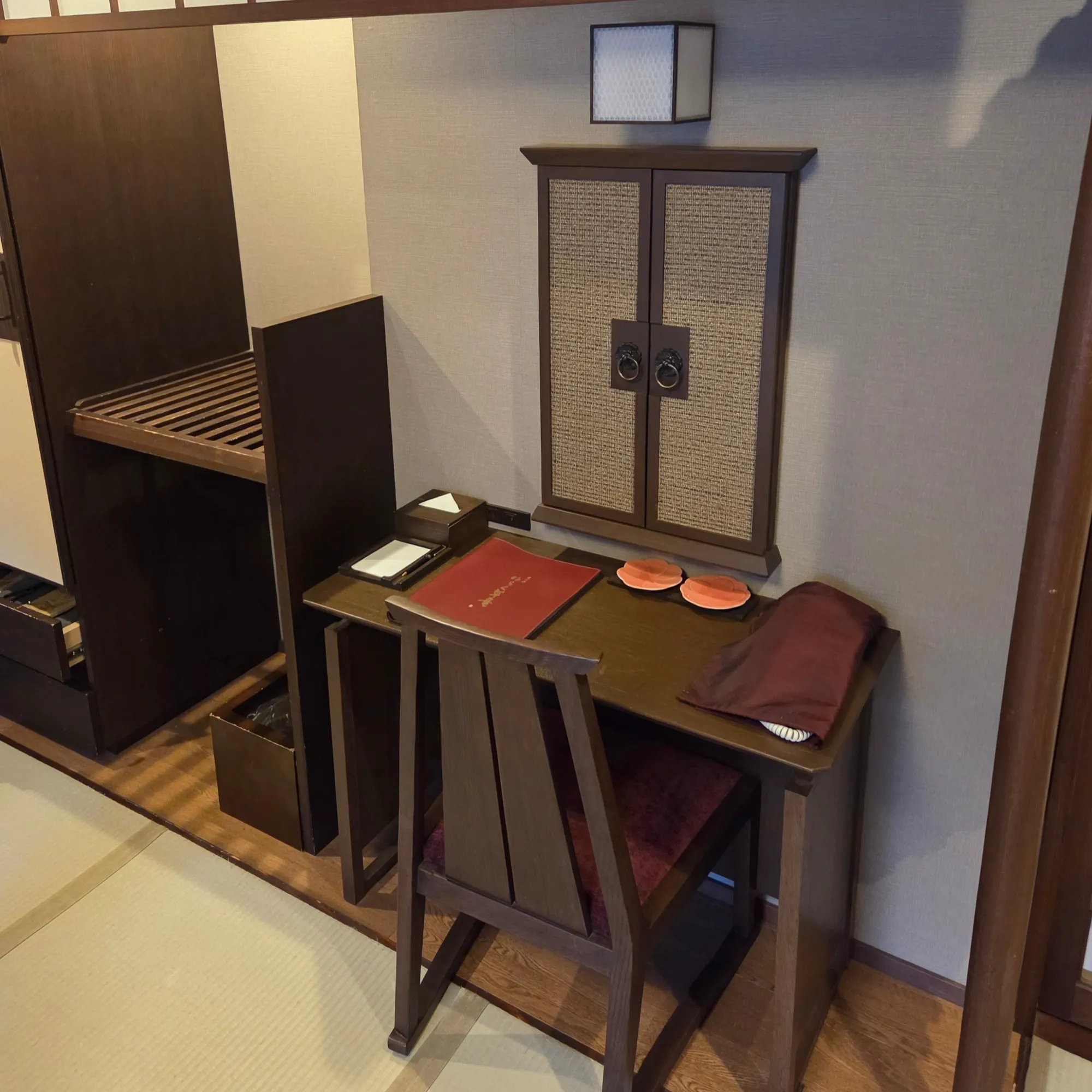 Jozankei Yuraku Soan Deluxe Twin Room Vanity and Luggage Space