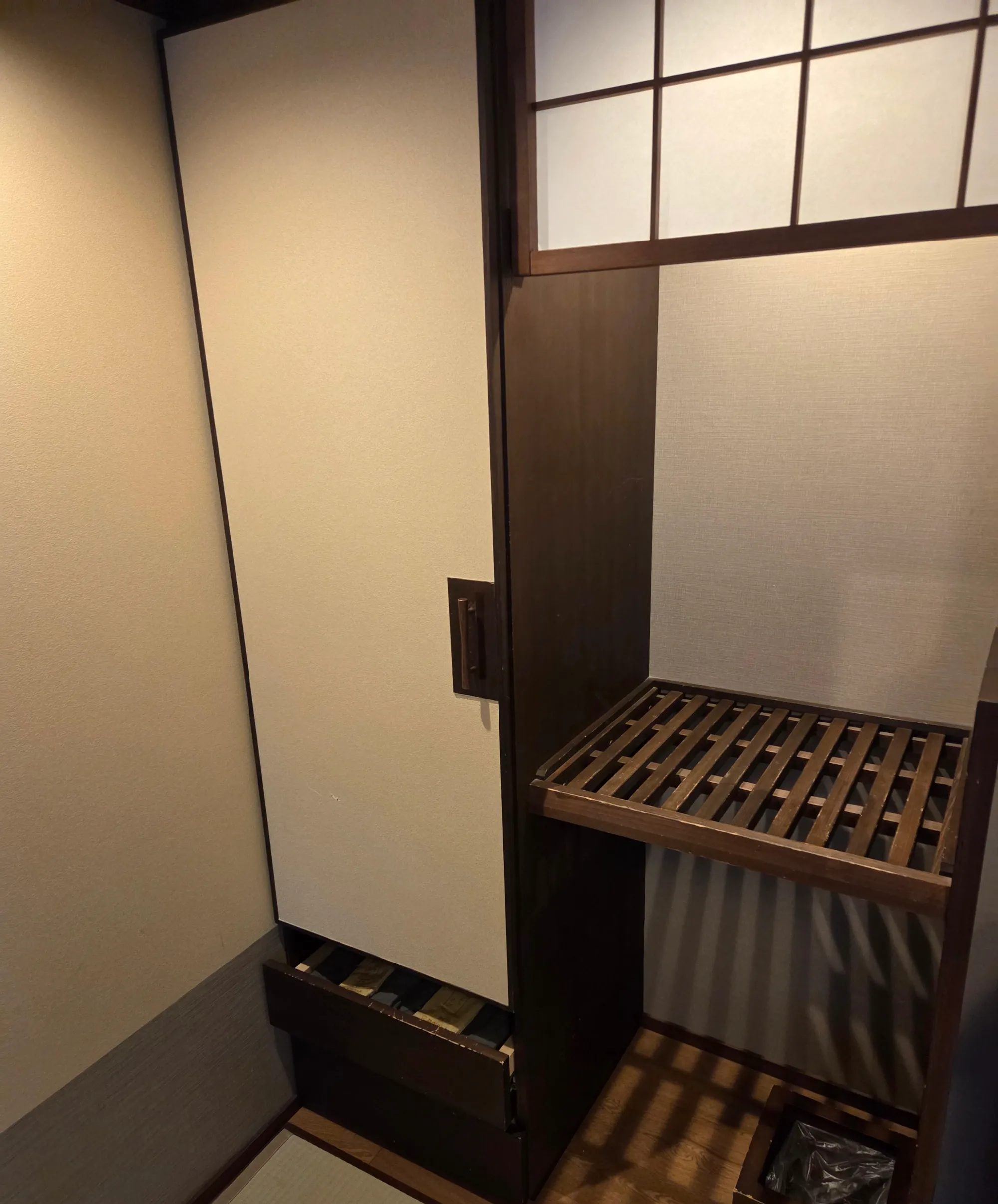 Jozankei Yuraku Soan Deluxe Twin Room Vanity and Luggage Space