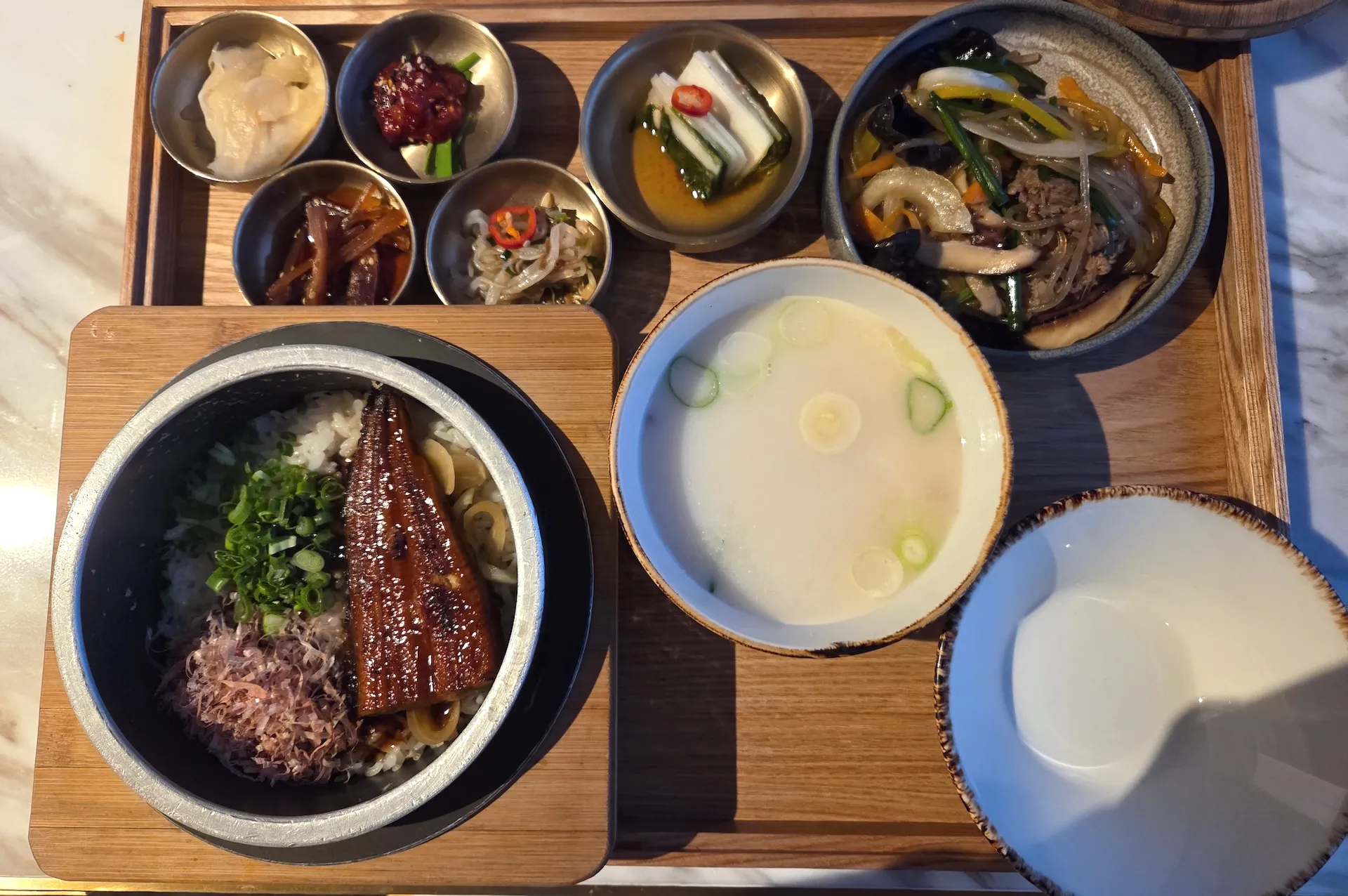 JW 메리어트 제주 리조트 & 스파 아일랜드 키친 조식 장어 솥밥과 곰탕