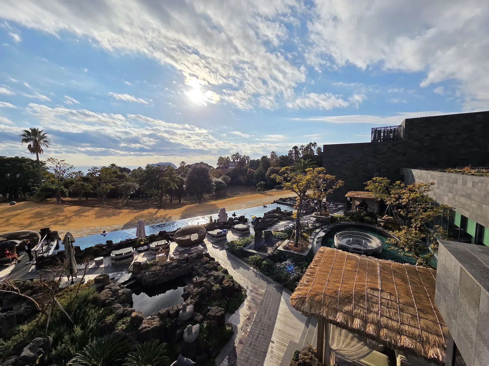 JW 메리어트 제주 리조트 & 스파에서 바라본 오레브 핫 스프링 앤 스파