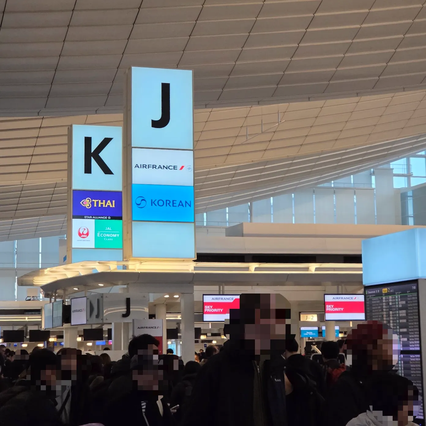 아침 체크인 시간대의 도쿄 하네다 국제공항 대한항공 카운터