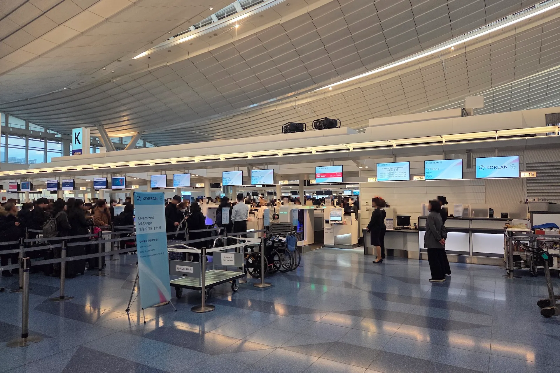 아침 체크인 시간대의 도쿄 하네다 국제공항 대한항공 카운터