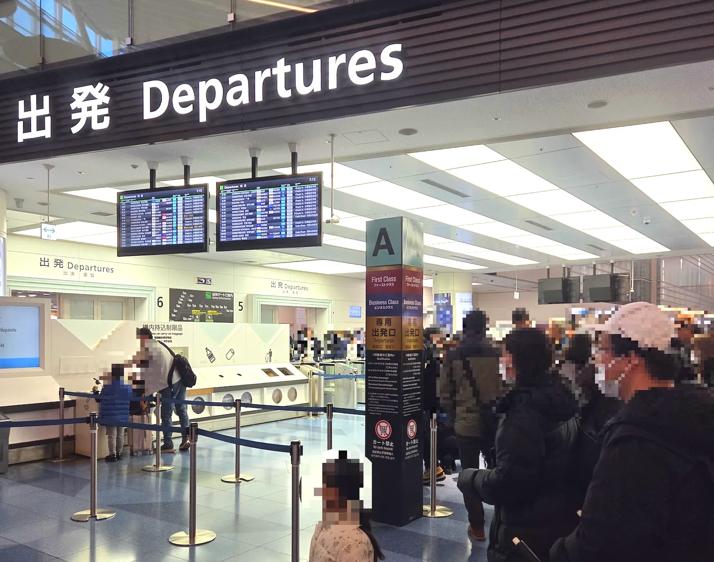 도쿄 하네다 국제공항 패스트트랙 입구(좌)와 반대 방향에서 바라본 사람이 많이 없는 패스트트랙 입구(우)